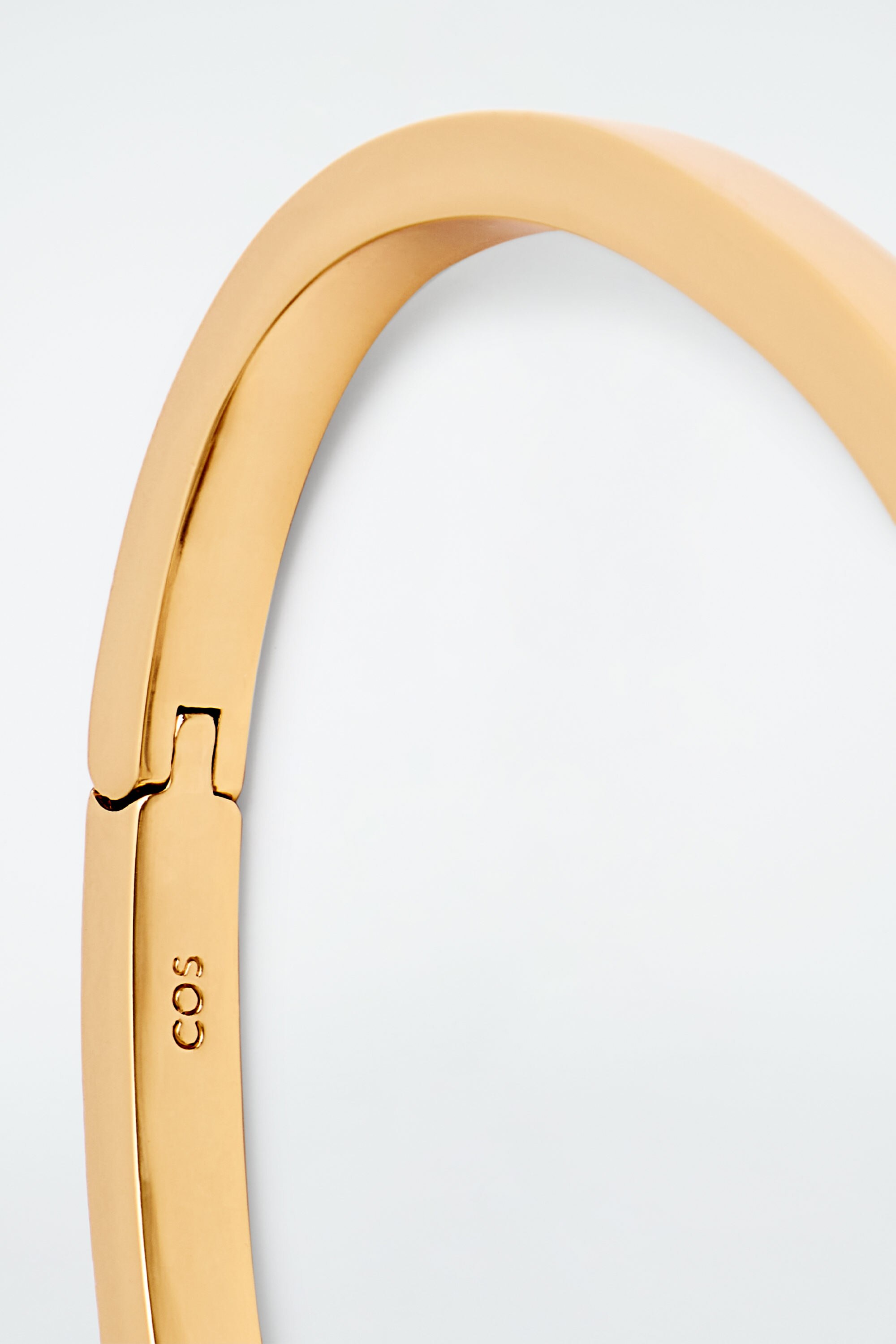 SCULPTURAL PYRAMID BANGLE - GOLD | COS