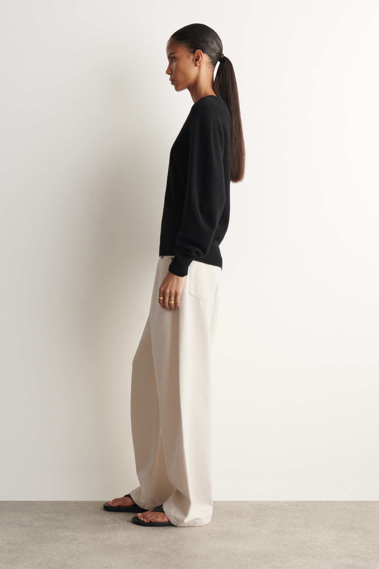 SCULPTED PURE CASHMERE V-NECK SWEATER — BLACK