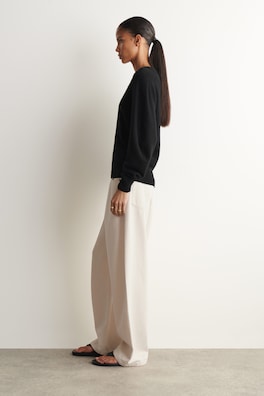SCULPTED PURE CASHMERE V-NECK SWEATER — BLACK 3