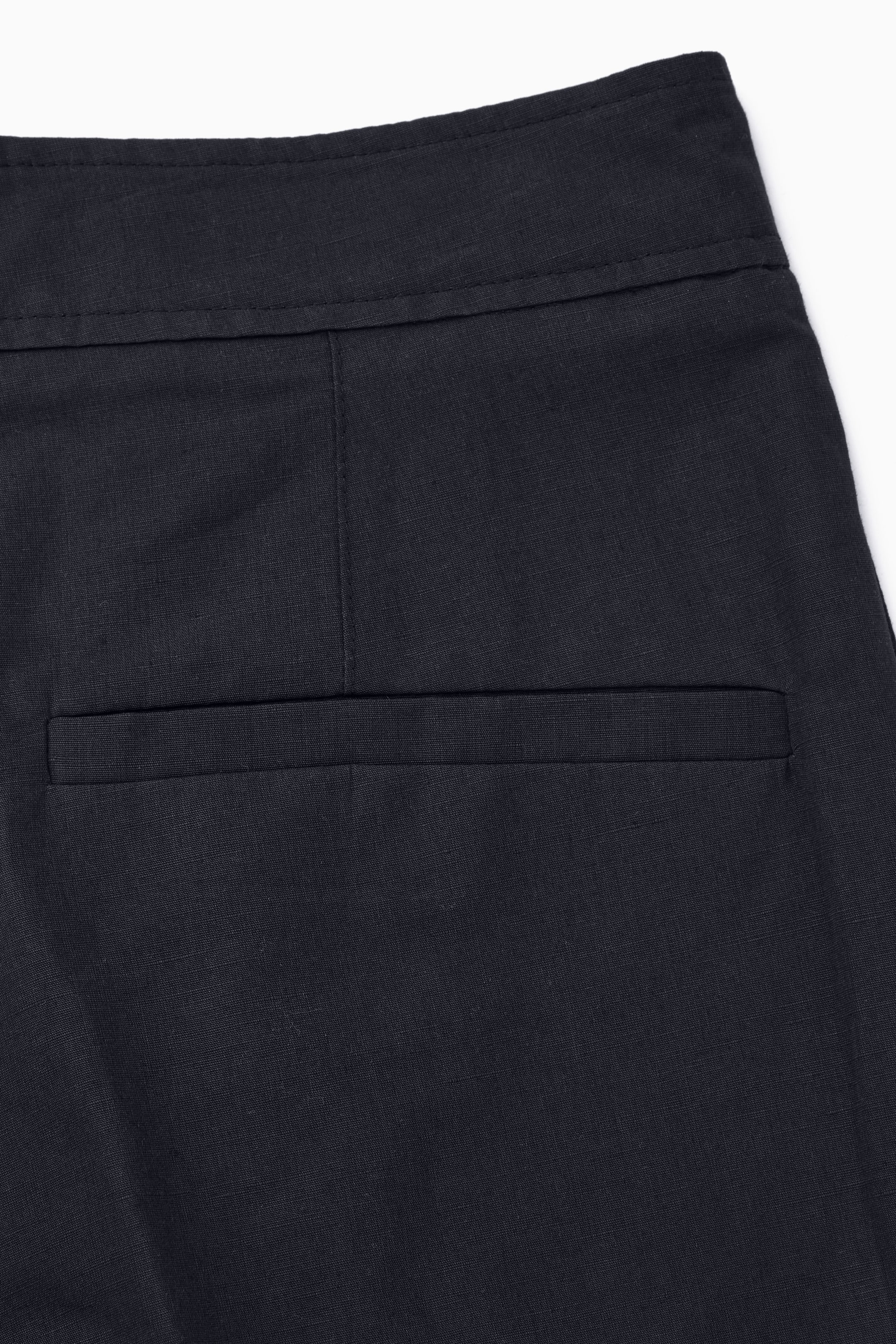 SCHMAL ZULAUFENDE CHINOHOSE AUS LEINEN-MIX