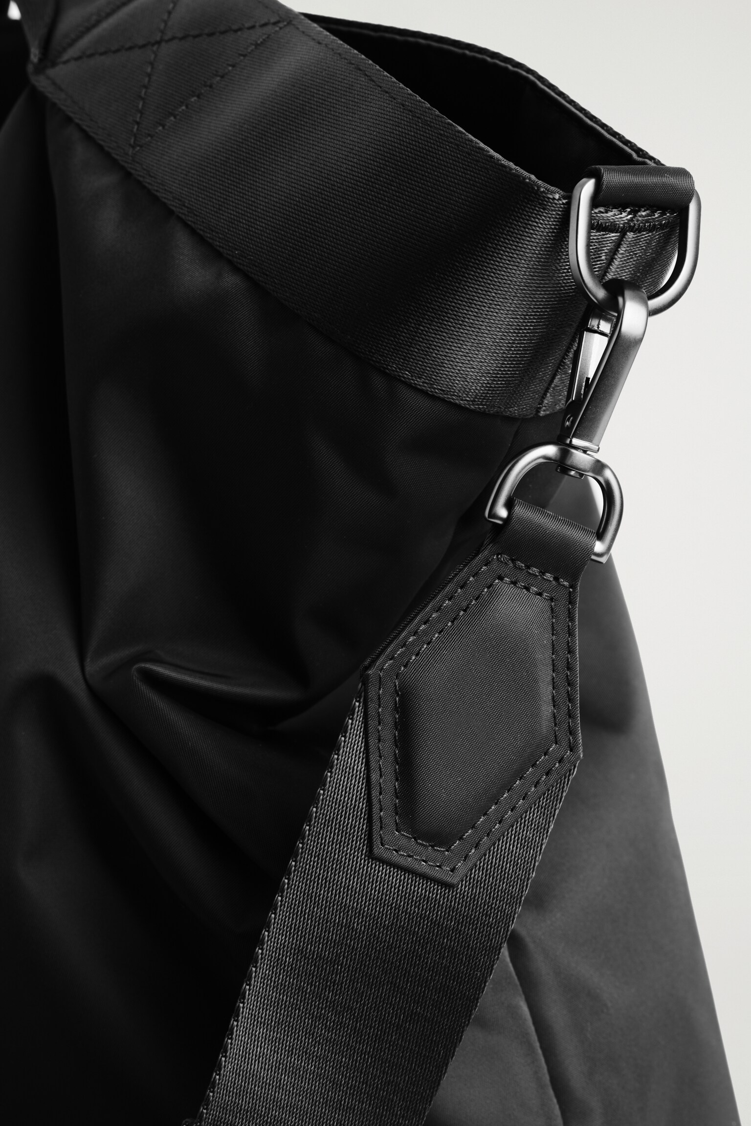 PURSUIT MESSENGER BAG - NYLON - SCHWARZ - 5