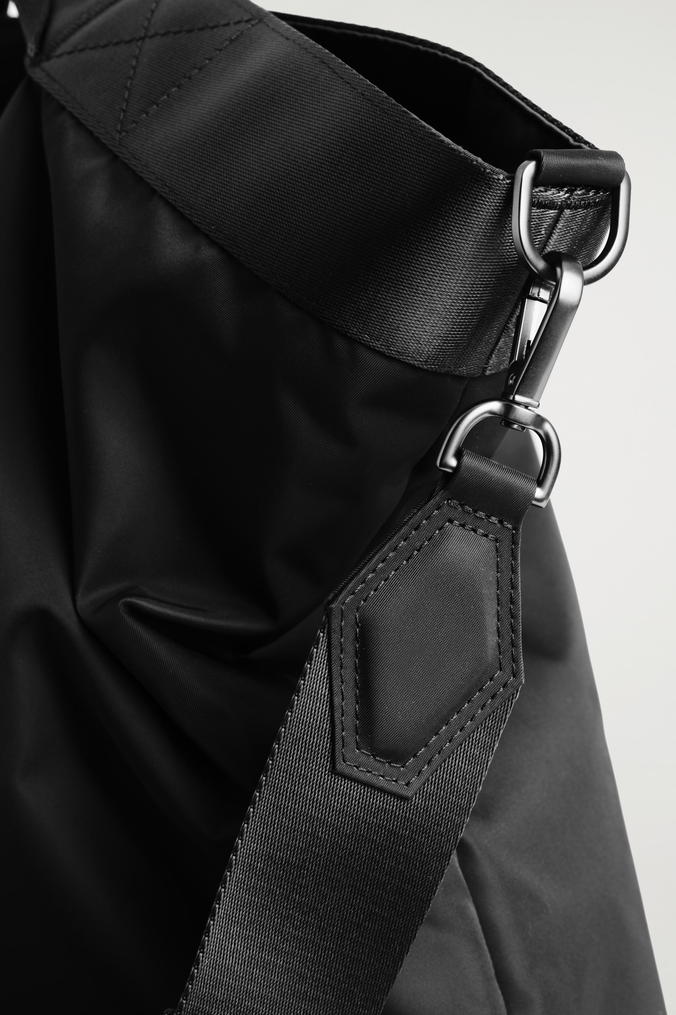 Zobacz większy obraz: NYLONOWA TORBA NA RAMIĘ „PURSUIT” - CZARNY - ON | H&M PL 5