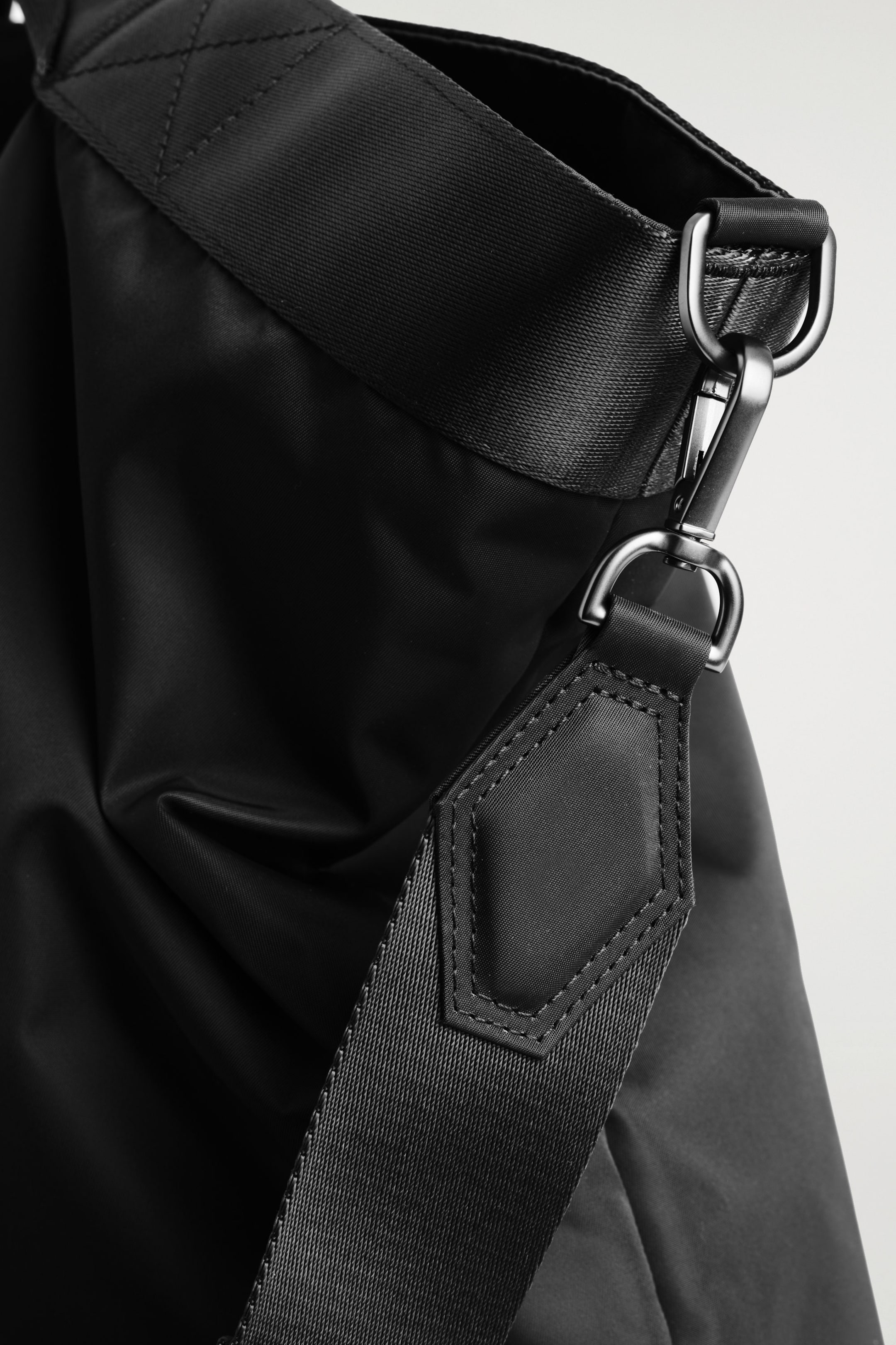 PURSUIT MESSENGER BAG - NYLON