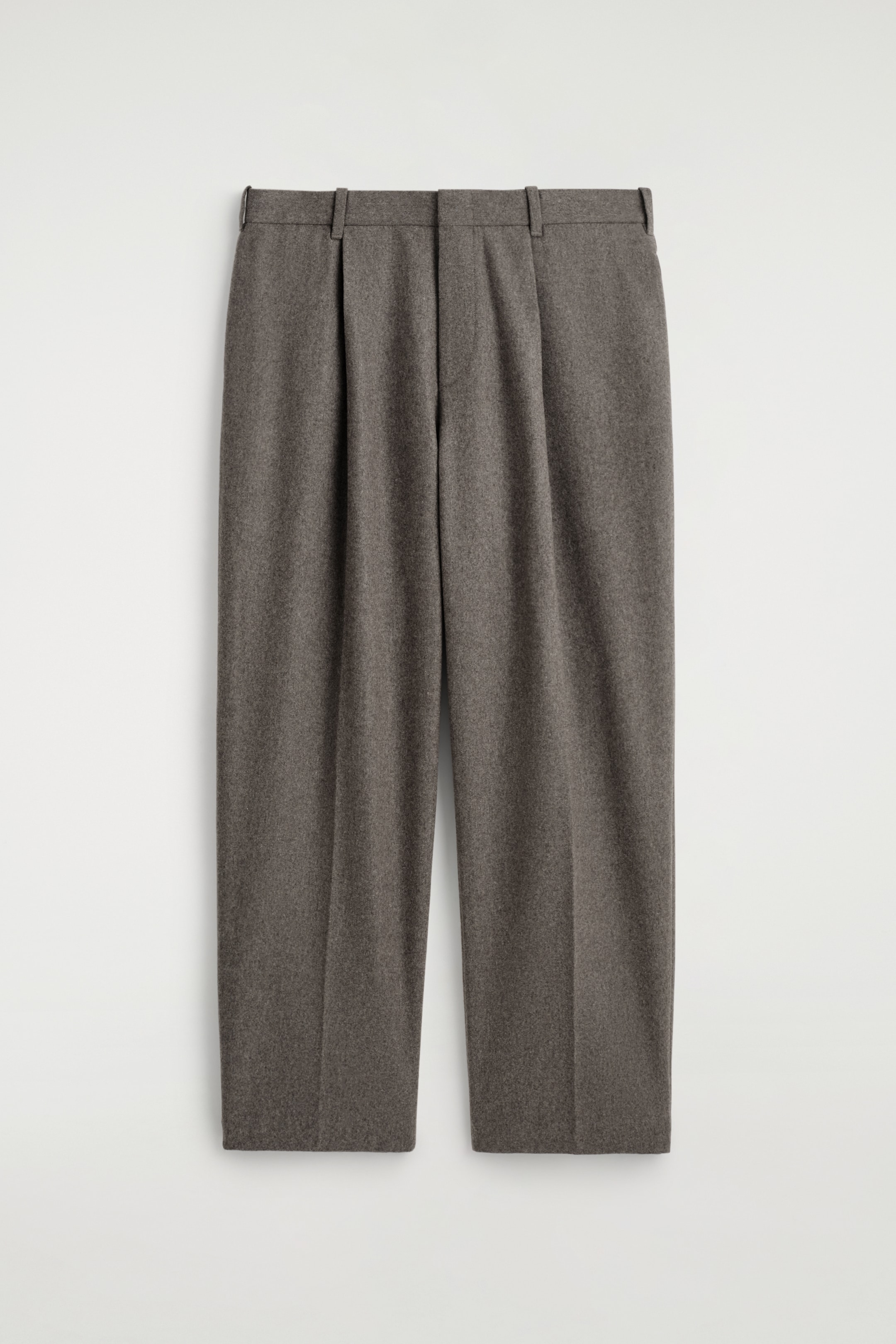 Grösseres Bild ansehen: Ein Paar melierte graue Flanellhosen wird von vorne gezeigt. Die Hose verfügt über markante doppelte Falten an der Taille, Gürtelschlaufen und ein gerades, ungesäumtes Bein.
