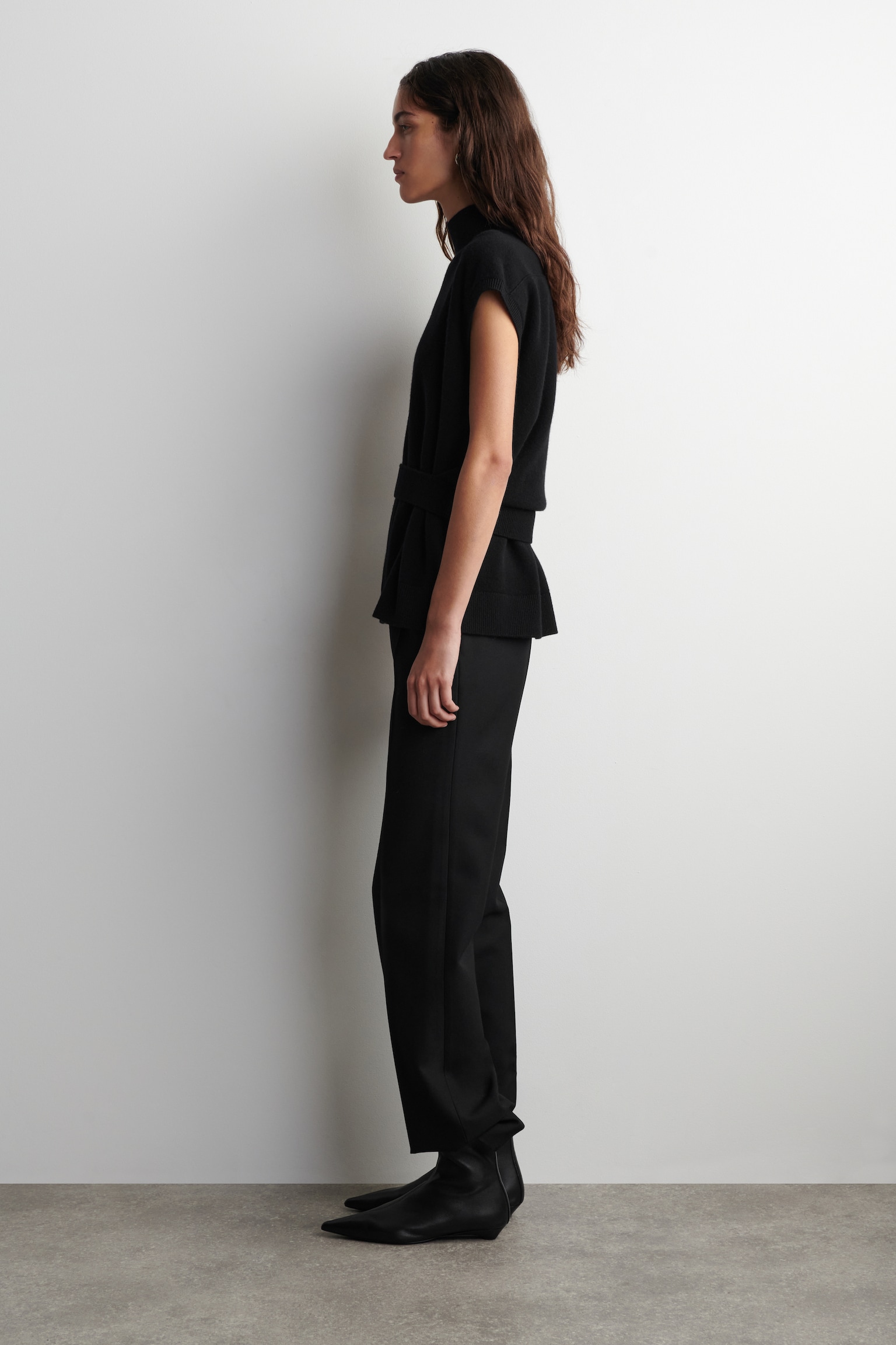 אפודת צמר צווארון משפך עם פרטי חגורה - שחור - 4