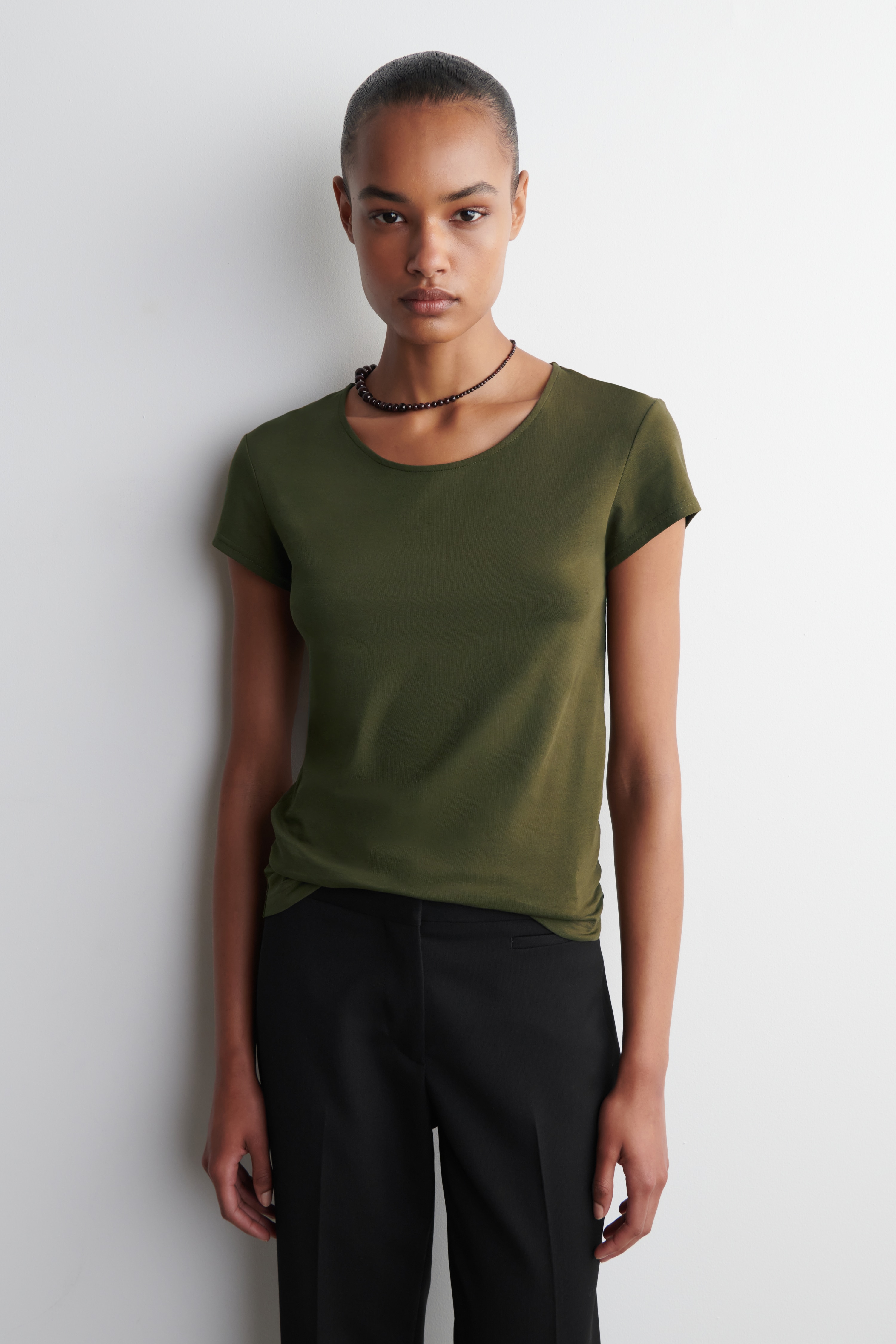 T-SHIRT MIT RUNDHALSAUSSCHNITT - DUNKLES KHAKI