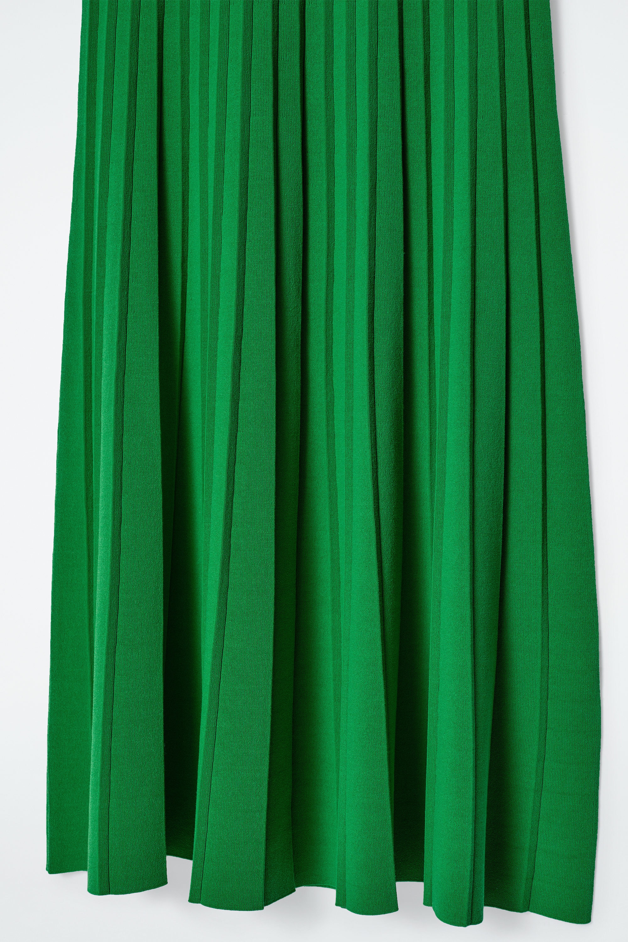 KNITTED PLEATED MAXI DRESS - GREEN | COS NL