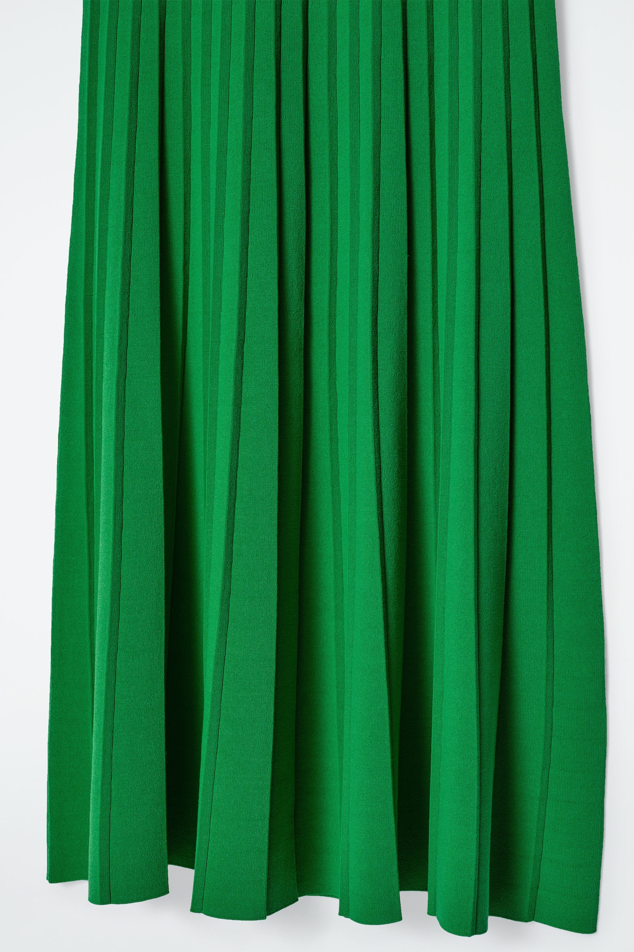 KNITTED PLEATED MAXI DRESS - GREEN | COS