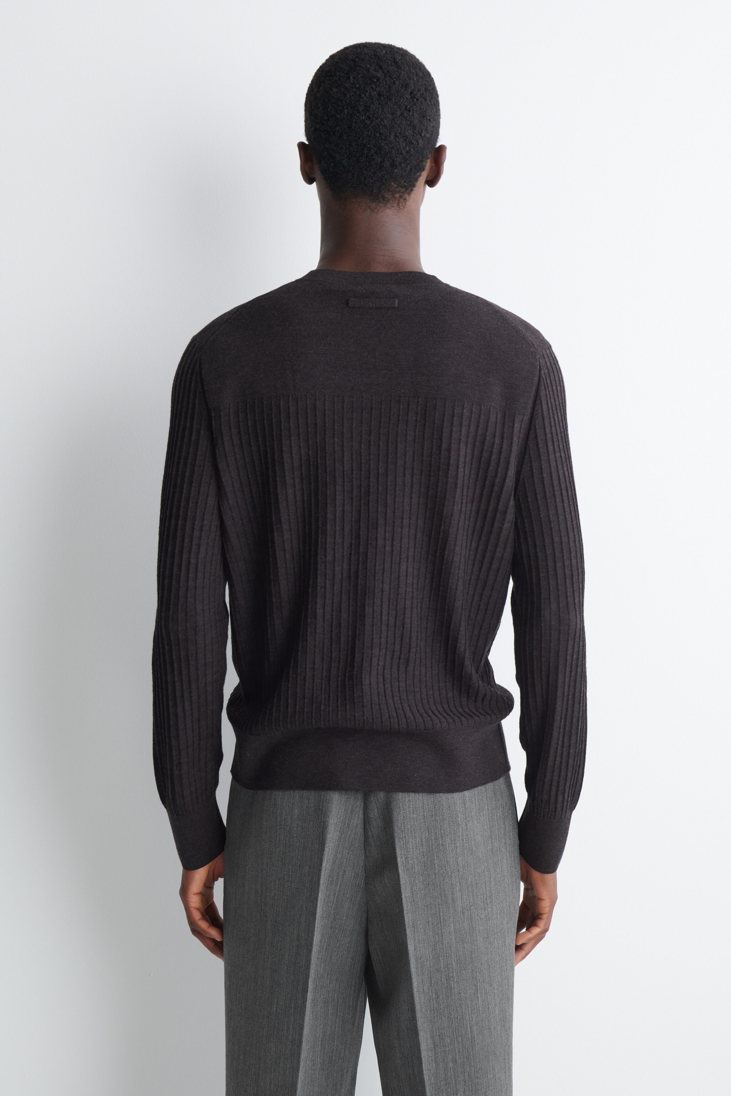 RIBBED FINE MERINO WOOL V-NECK SWEATER - thumbnail 5