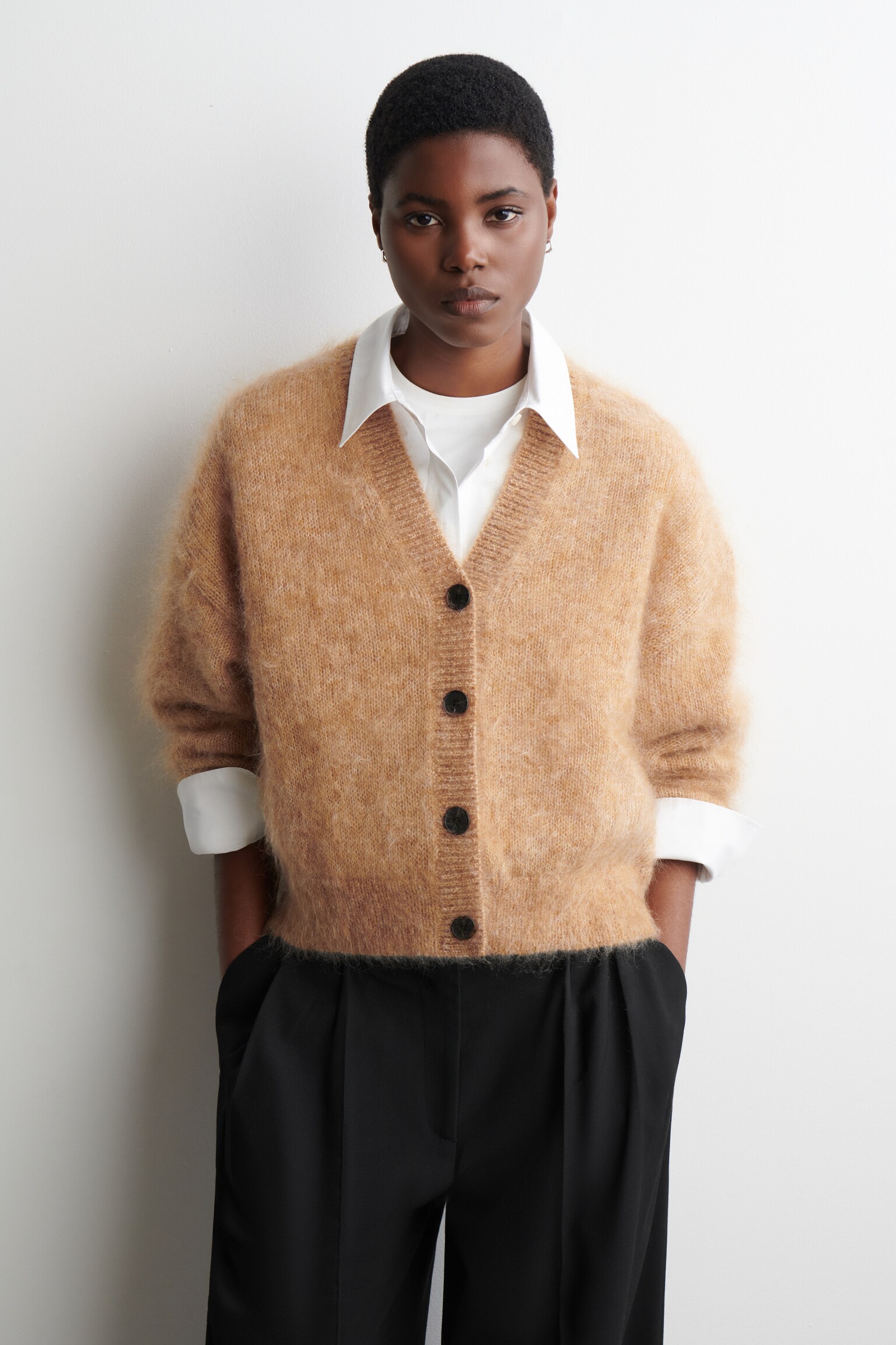 CARDIGAN CON SCOLLO A V IN MOHAIR E LANA - CAMMELLO MÉLANGE