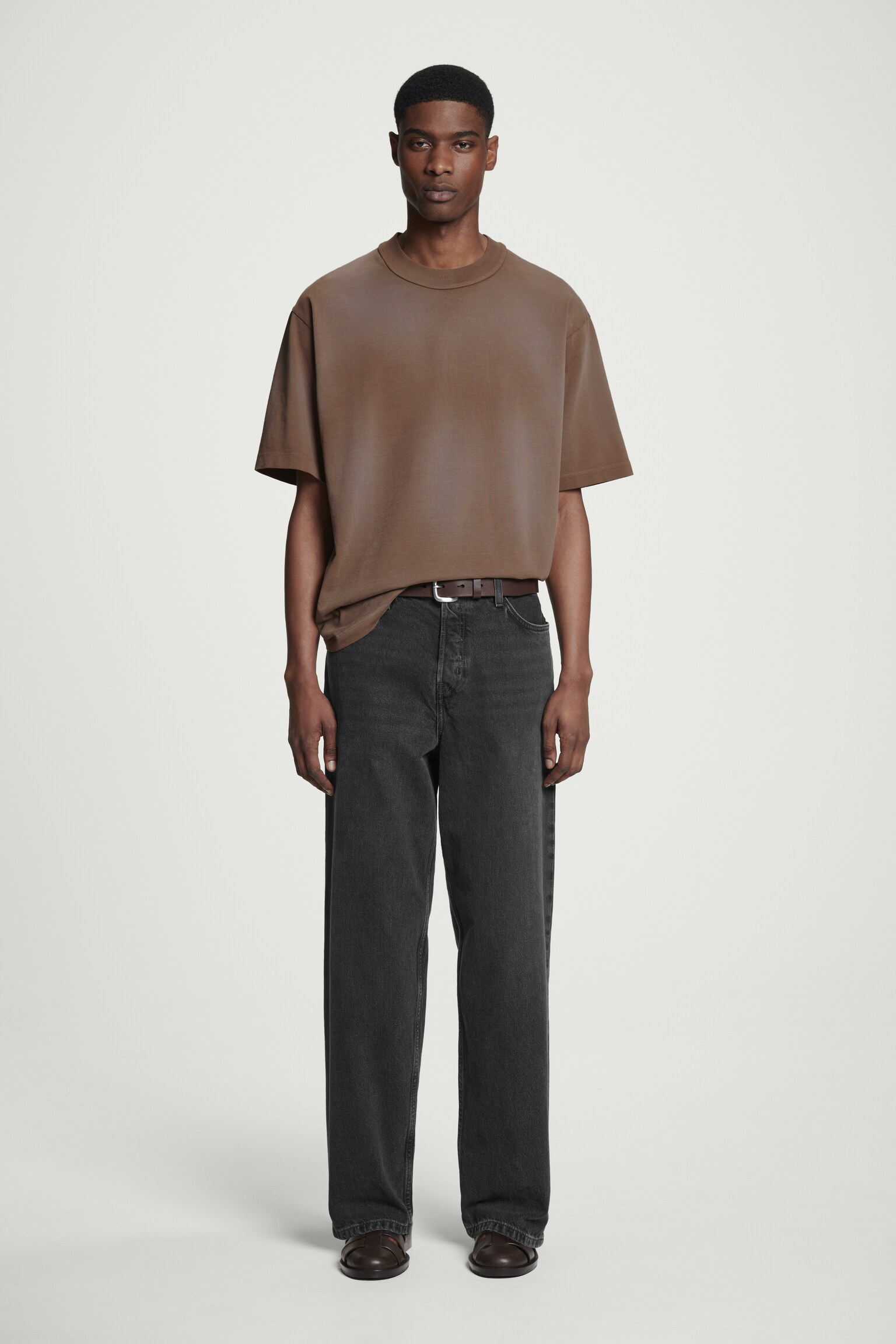 OVERSIZED MOCK-NECK T-SHIRT VAN GEWASSEN JERSEY - BRUIN/ZWART - 6