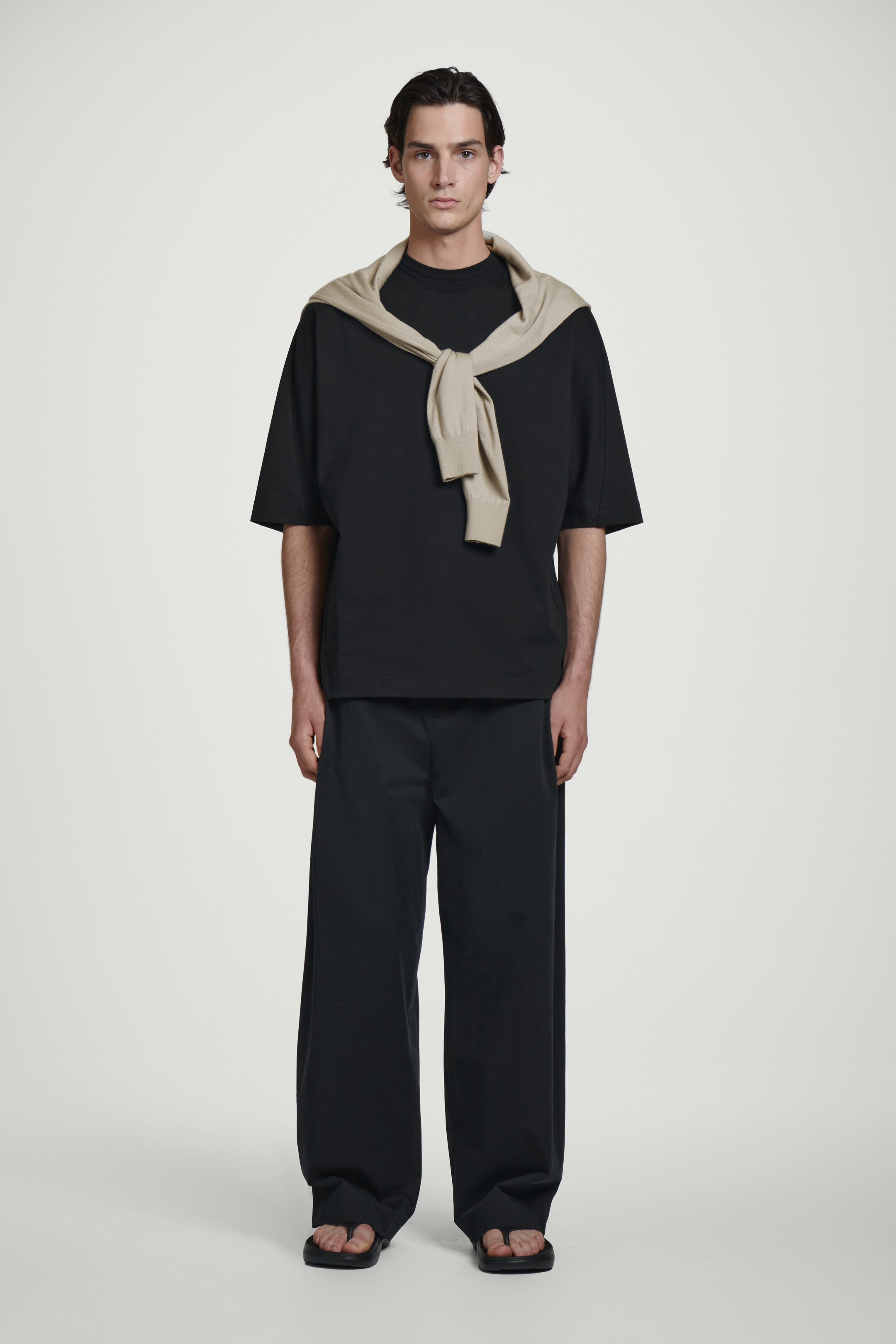 Ver imagem maior: OVERSIZED HEAVYWEIGHT MOCK-NECK T-SHIRT - PRETO - HOMEM | H&M PT 2