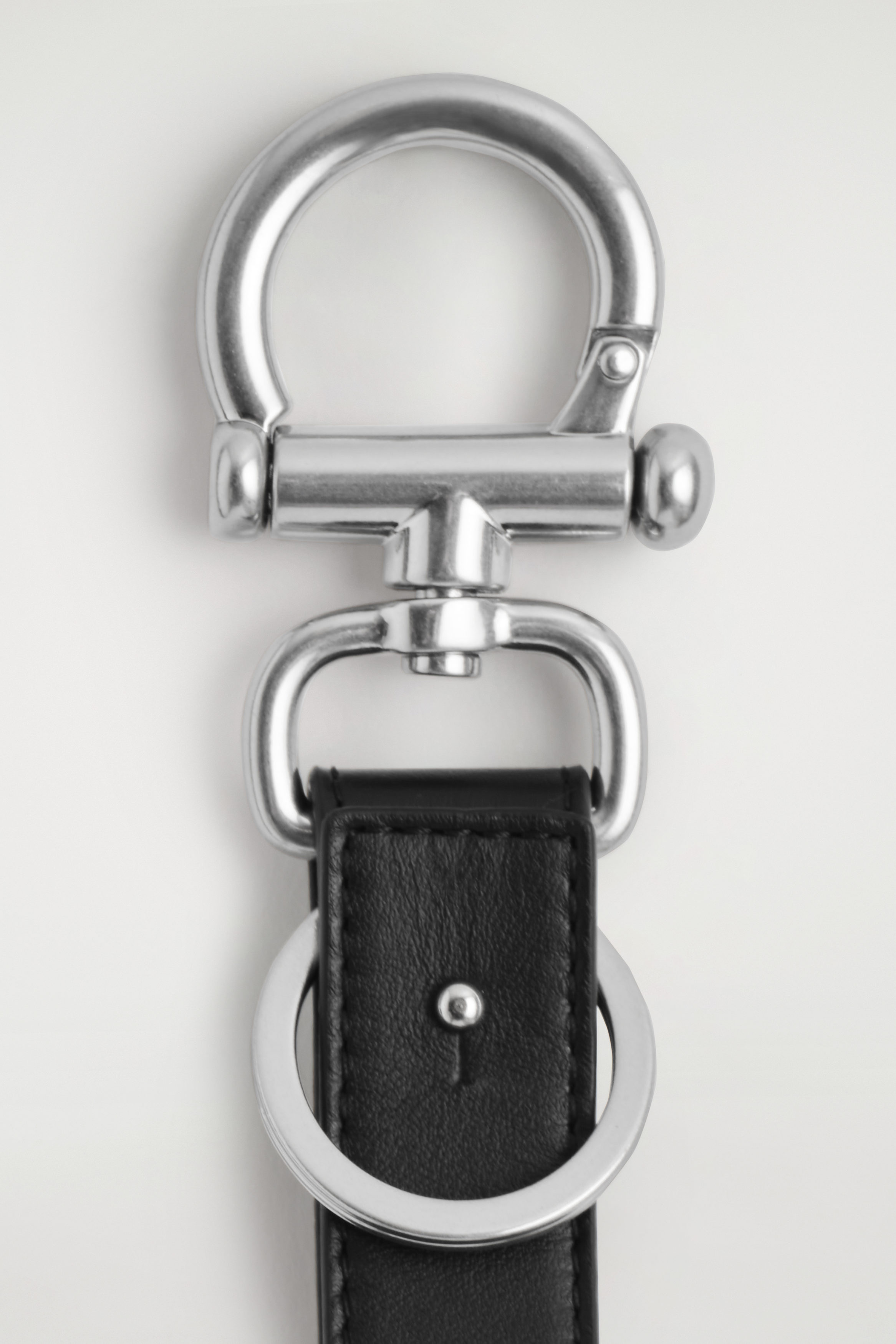 LEATHER KEYRING - BLACK | COS