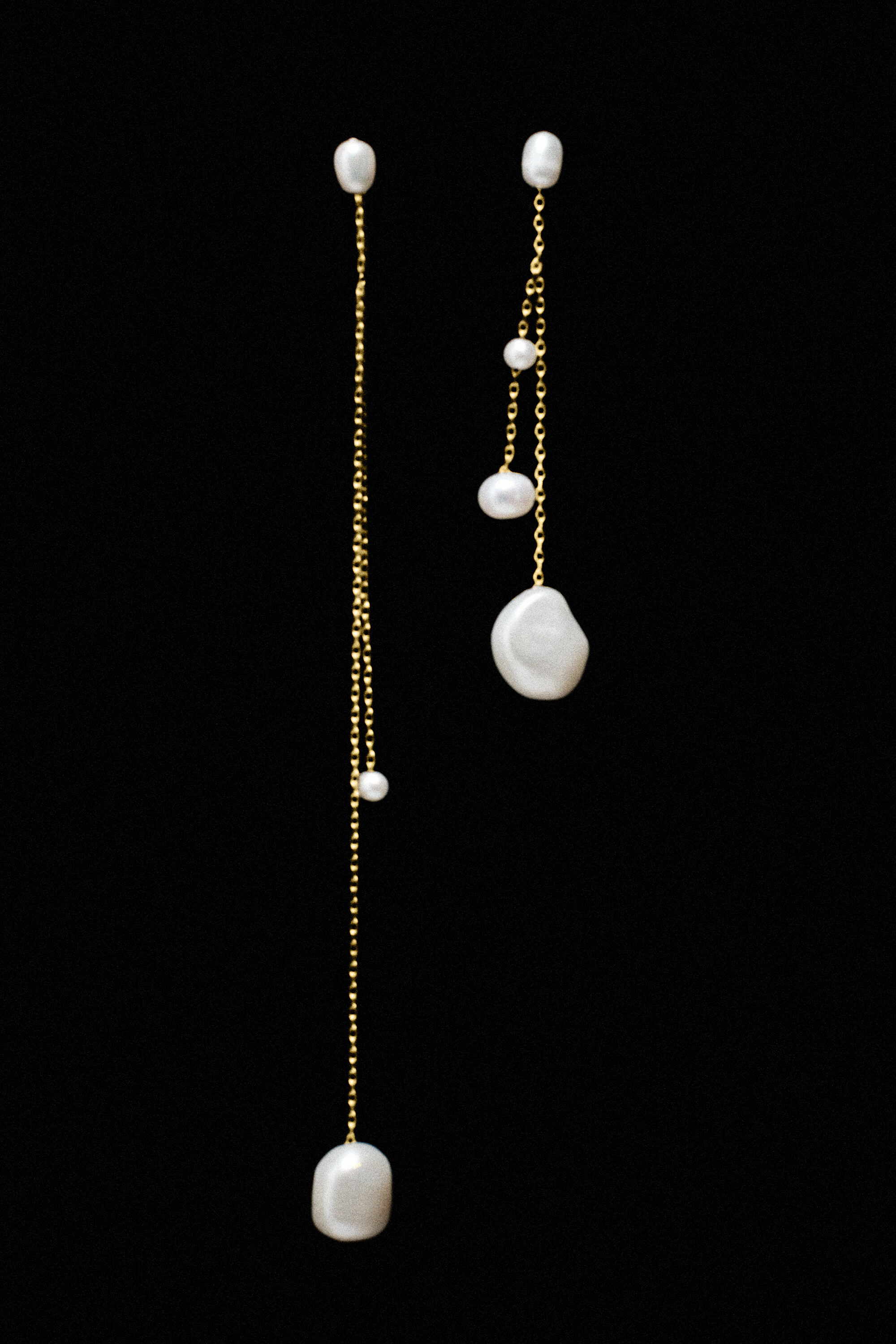 MISMATCHED CHAIN FRESHWATER PEARL EARRINGS - PEARL / GOLD | COS US