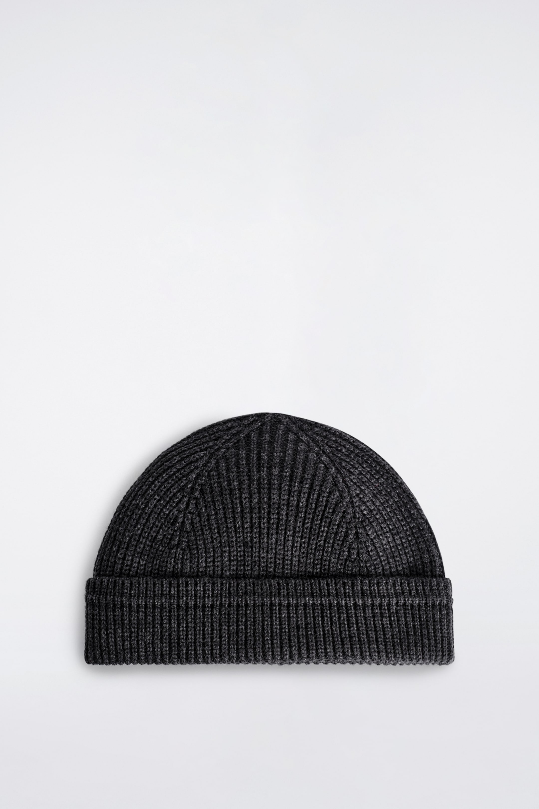 Agrandir l'image: Un bonnet de pêcheur gris foncé présente son sommet en dôme et son devant, avec un tricot côtelé épais et un bord court replié.