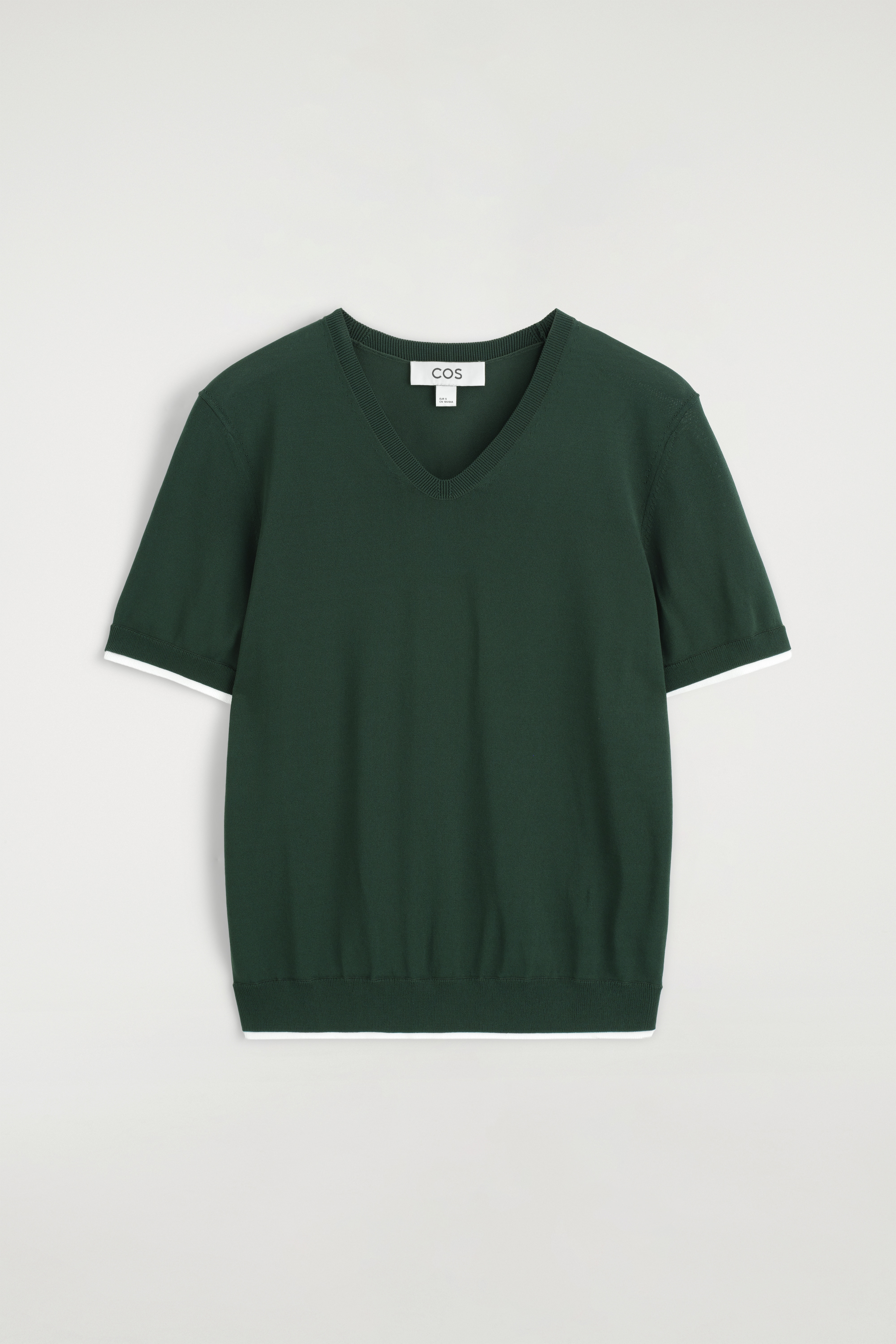 GESTRICKTES T-SHIRT MIT V-AUSSCHNITT - DUNKELGRÜN/WEISS