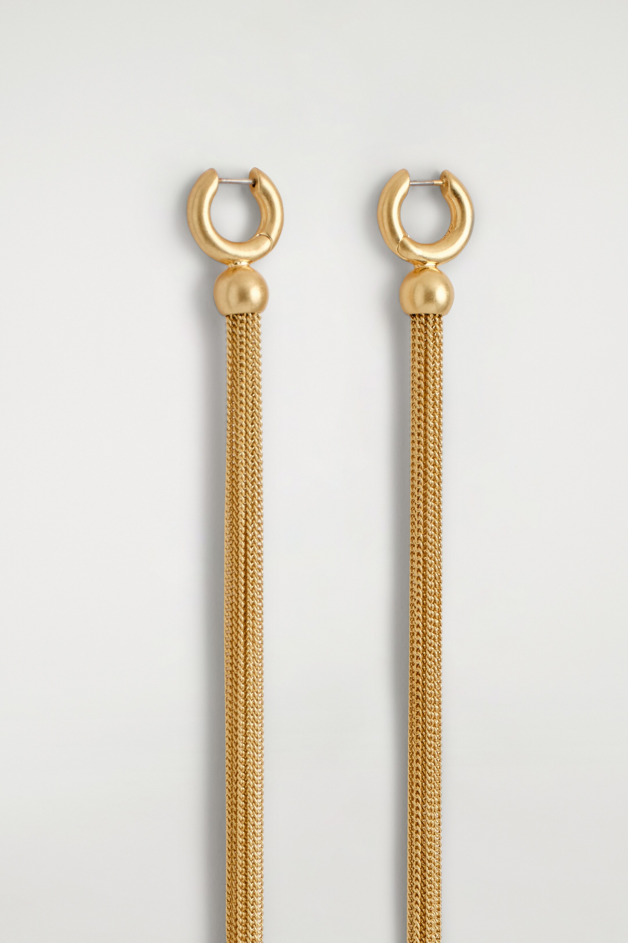 Ver imagen más grande: PENDIENTES EXTRALARGOS CON FLECOS DE CADENA - DORADO - MUJER | H&M ES 4
