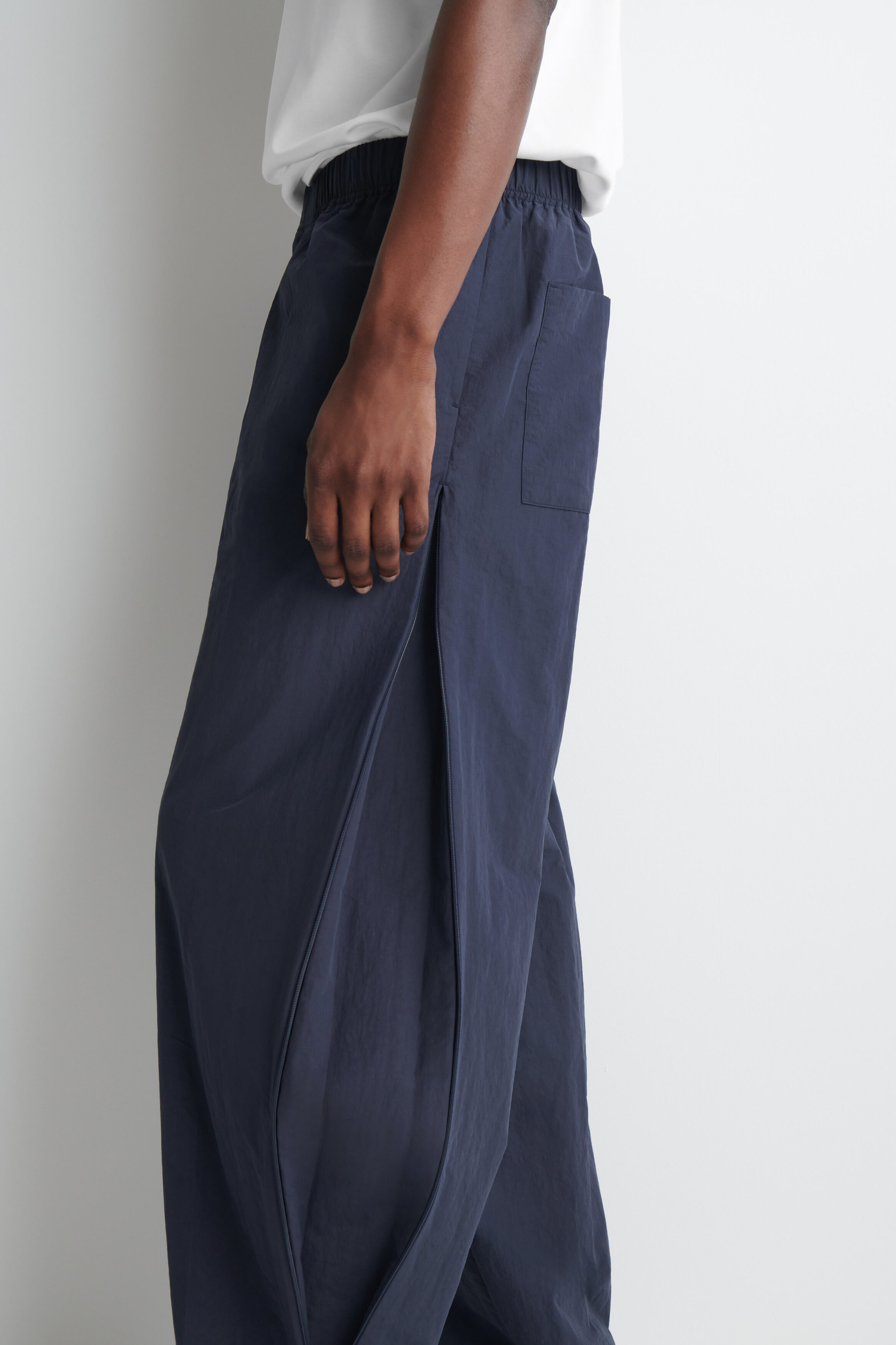 ZIP-DETAIL RELAXED-FIT STRAIGHT-LEG PANTS - NAVY | COS US