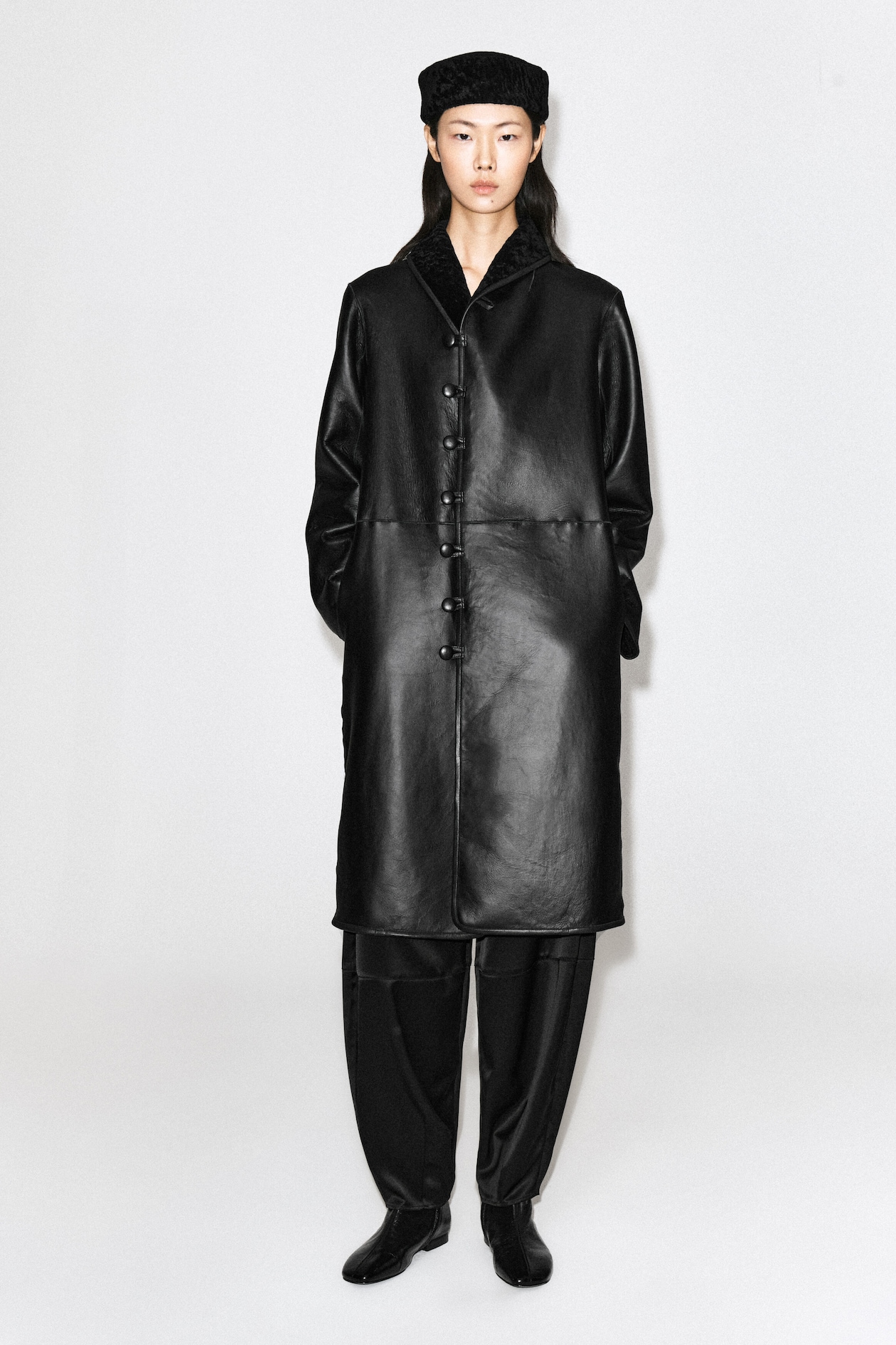 SHEARLING PILLBOX HAT — BLACK