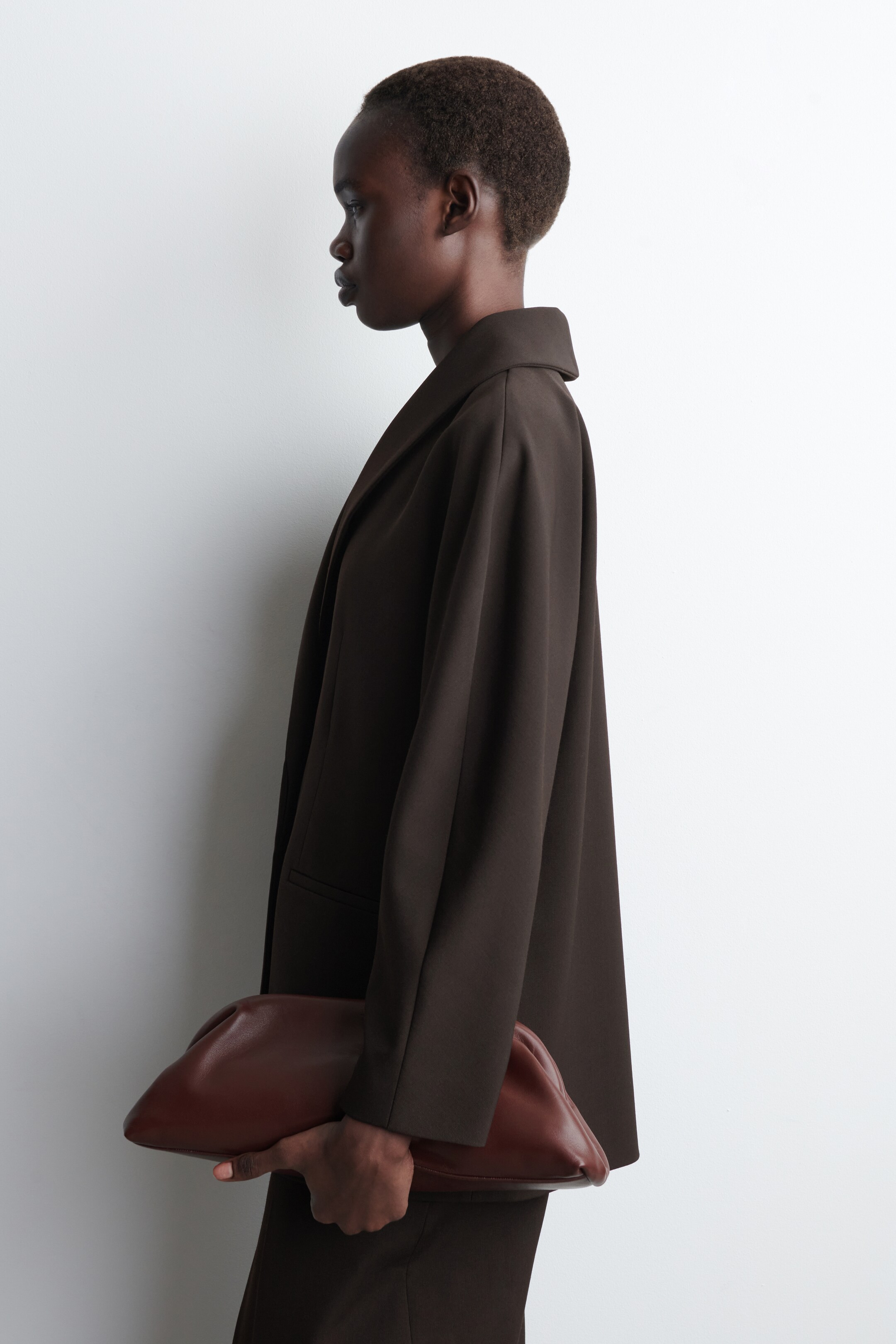 Προβολή μεγαλύτερης εικόνας: INGOT CLUTCH BAG - LEATHER - ΚΟΚΚΙΝΟ ΤΟΥ ΚΡΑΣΙΟΥ - Ladies | H&M GR 1