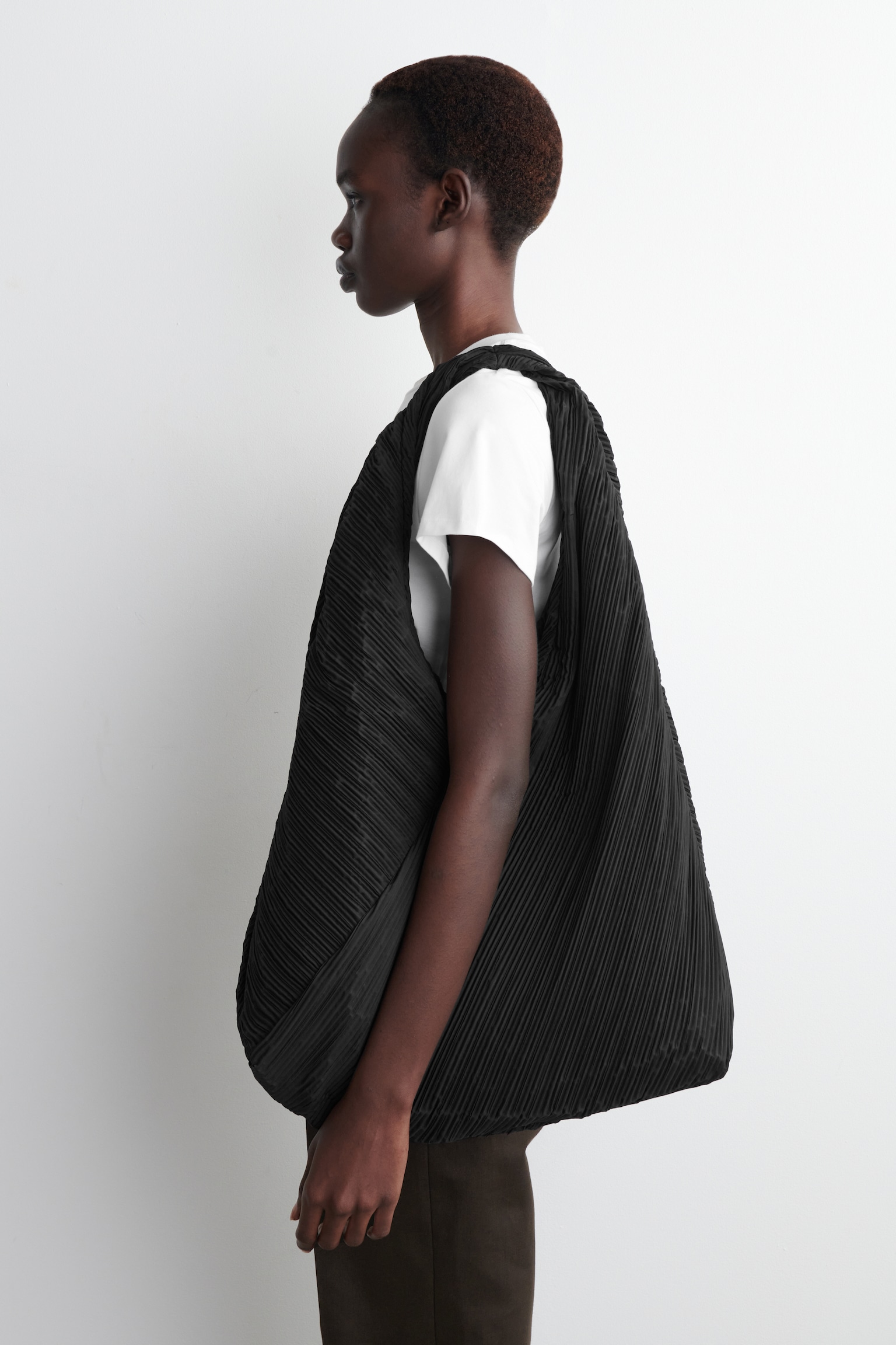 BORSA A SPALLA SCULTUREA IN TESSUTO PLISSÉ - NERO