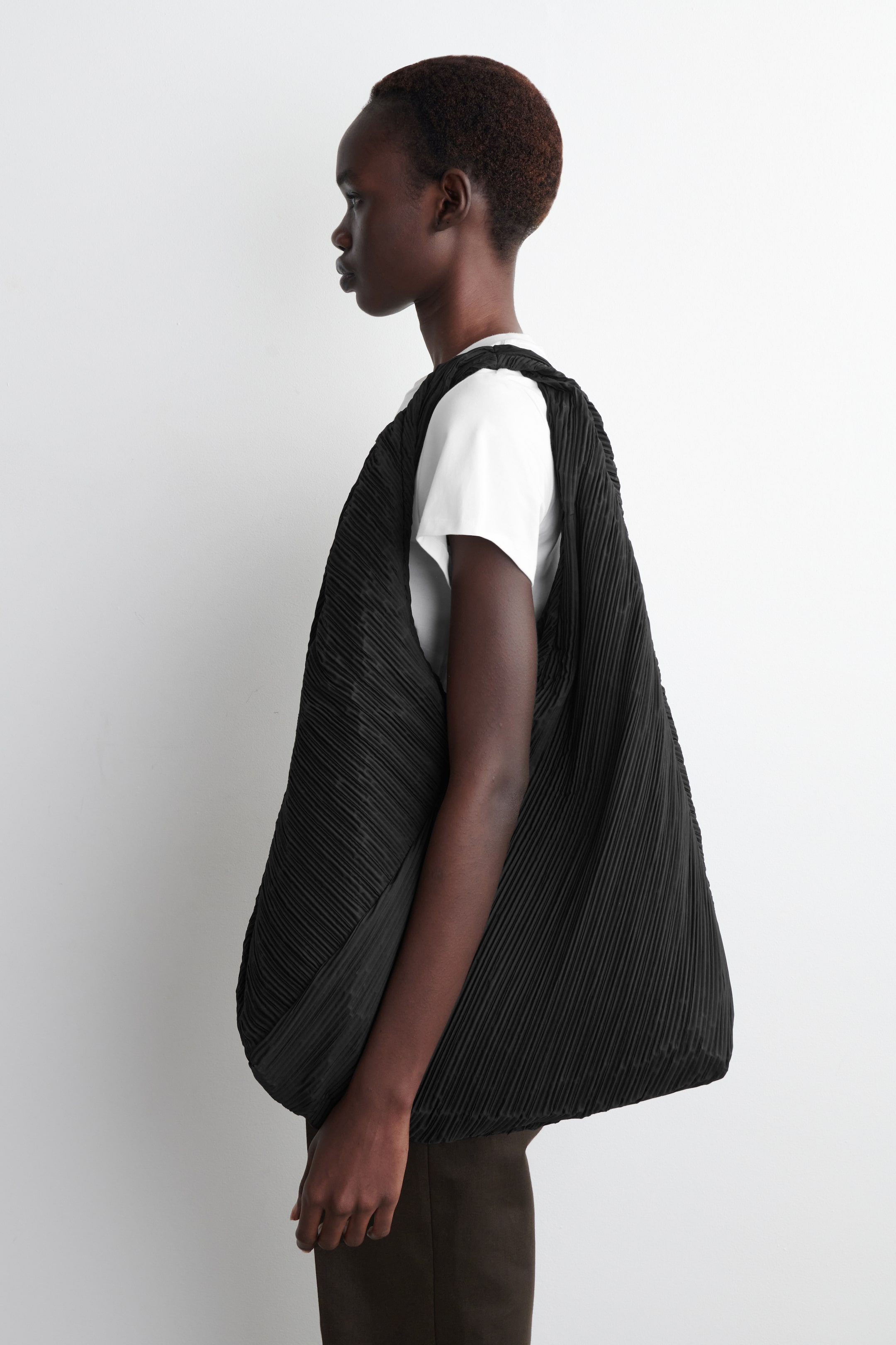 Größeres Bild anzeigen: SKULPTURALE SCHULTERTASCHE – PLISSÉ - SCHWARZ - Ladies | H&M AT 1