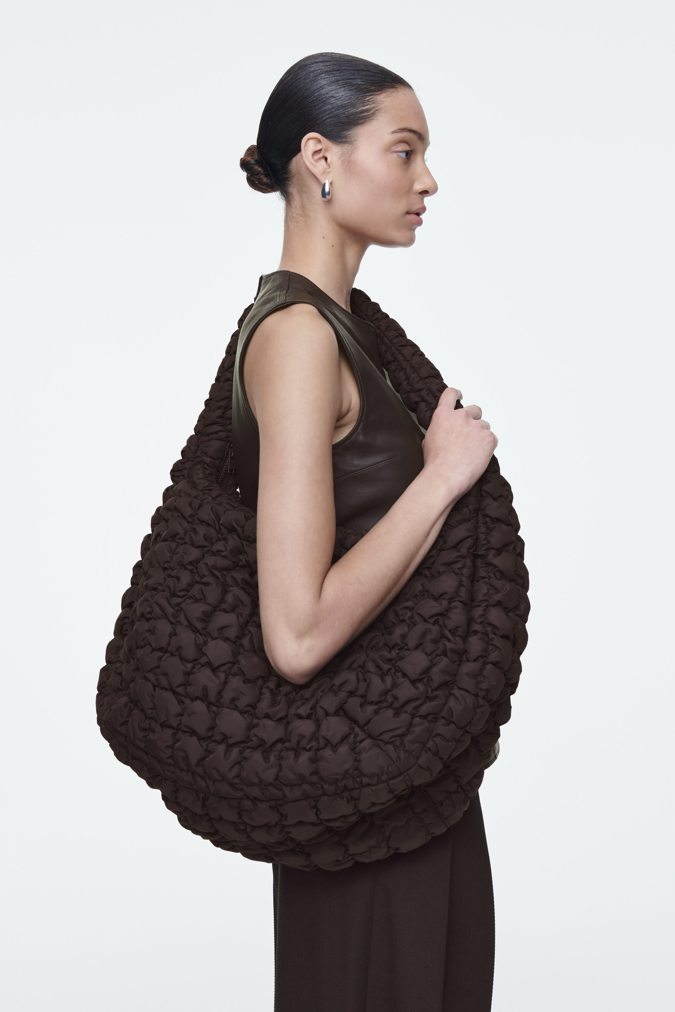今人気中! ★ COS ★ Quilted Oversized Shoulder Bag Brown Similar to COS Quilted Oversized Shoulder Bag Brown (brand