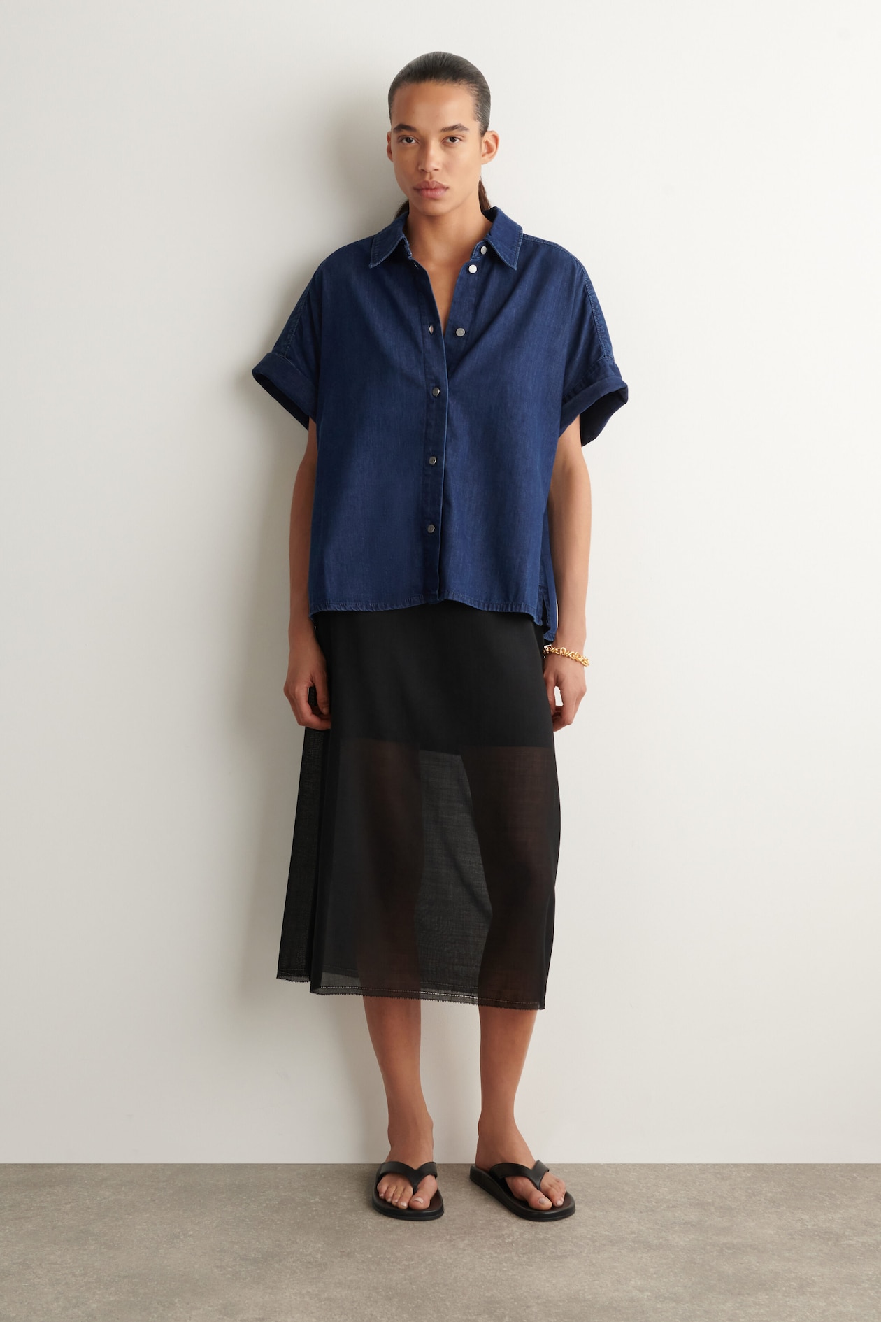 SHORT-SLEEVED DENIM SHIRT — DARK BLUE