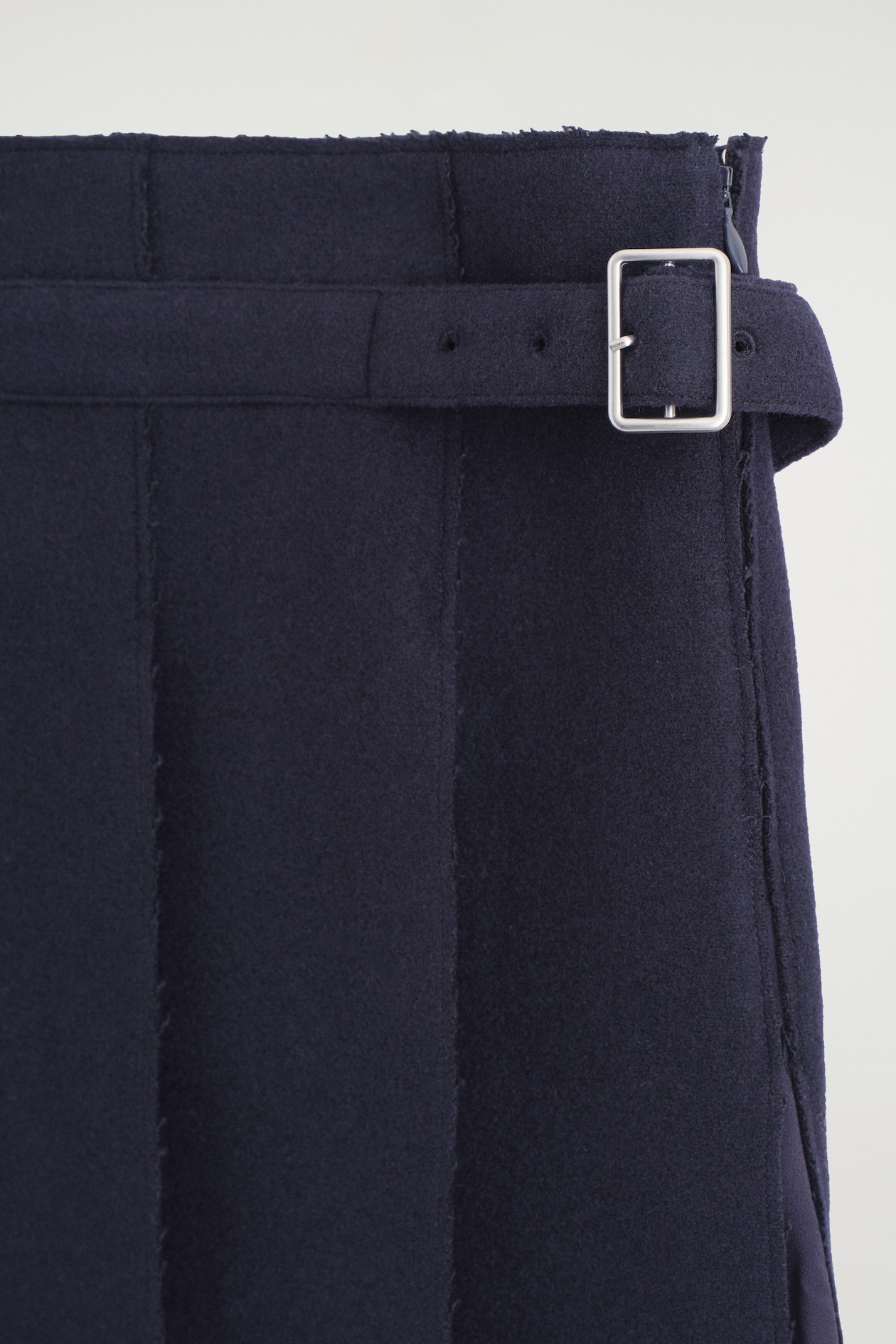 BELTED PLEATED WOOL-BLEND SKIRT — NAVY