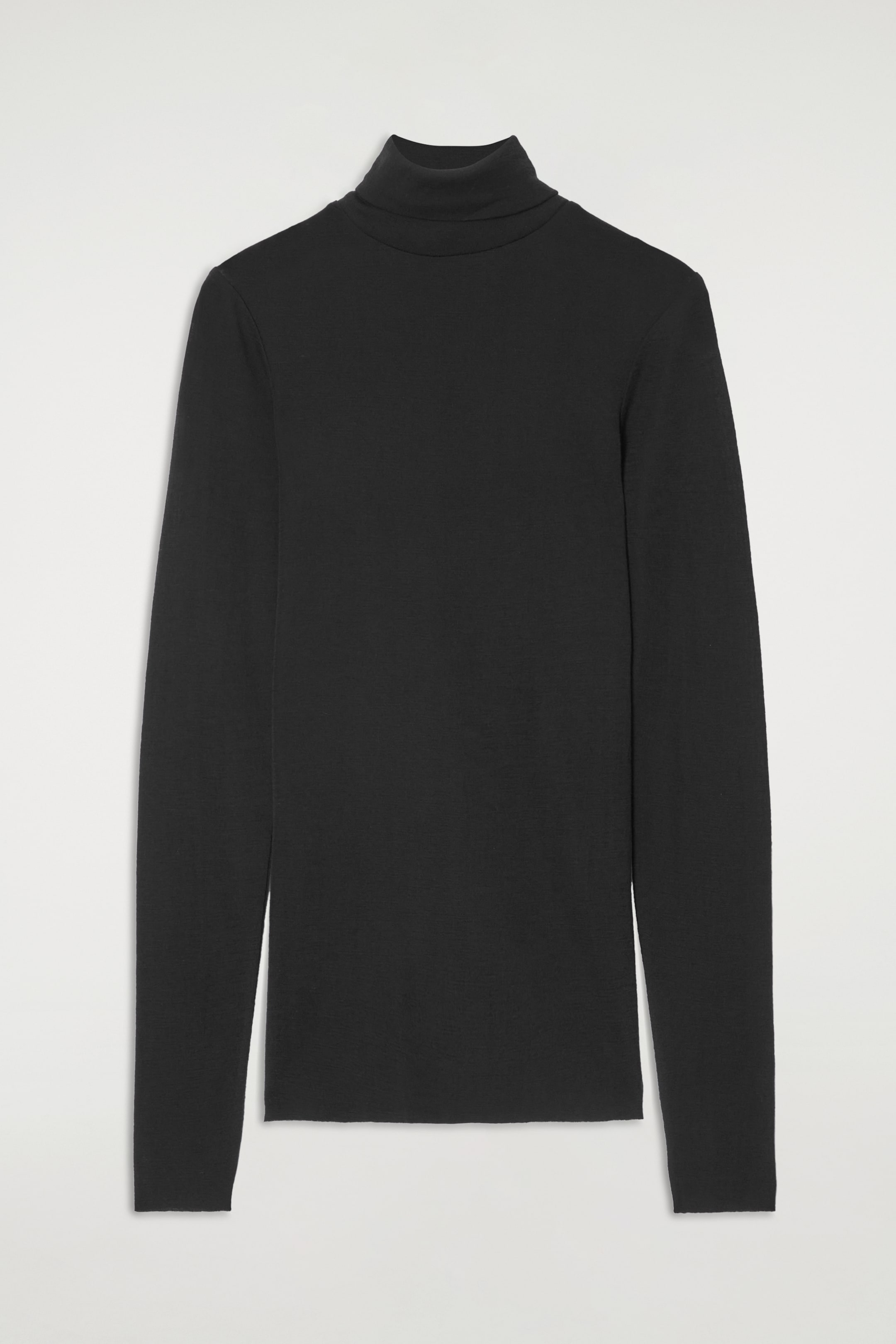 Grösseres Bild ansehen: Ein schwarzes Slim-Fit-Oberteil wird von vorne gezeigt, mit einem hohen Rollkragen und langen Ärmeln. Rohe Kanten sind am Saum und an den Bündchen sichtbar.