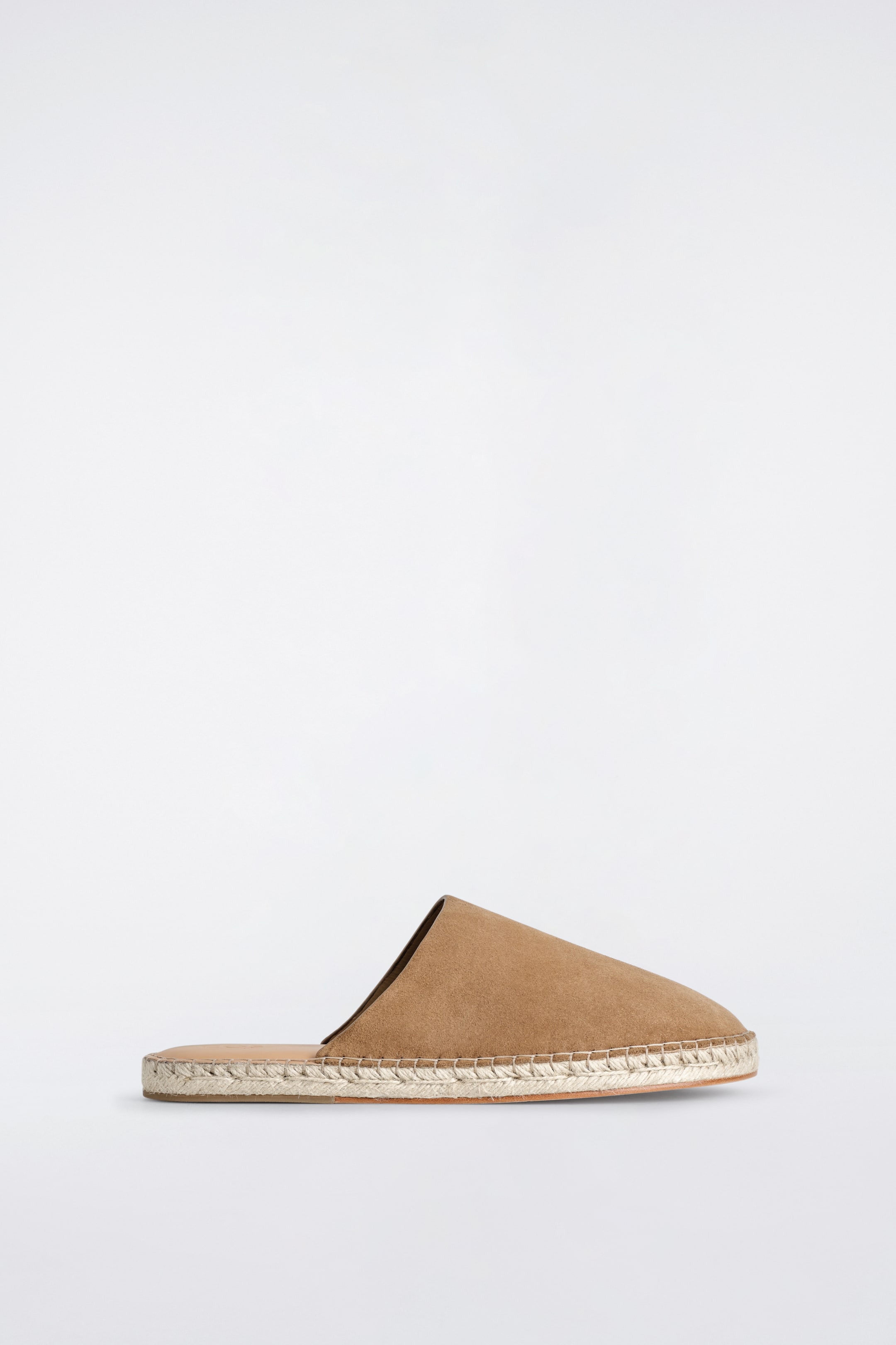 Visualizza l'immagine ingrandita: Una mule espadrille in camoscio color cuoio è rivolta a destra, caratterizzata da un design slip-on, una suola in juta testurizzata e cuciture visibili di colore chiaro lungo il perimetro.