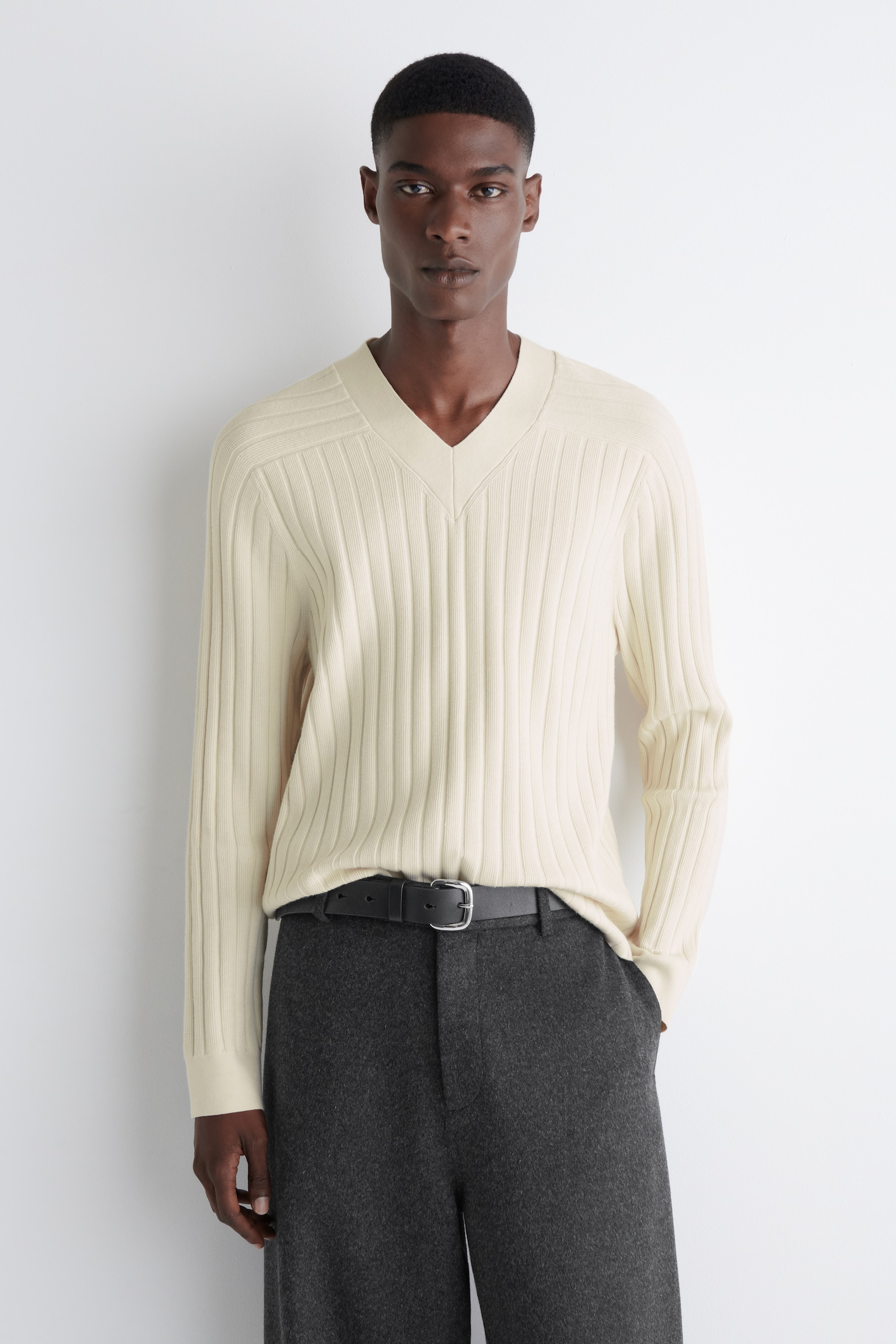 PULL COL EN V EN MAILLE CÔTELÉE - CRÈME