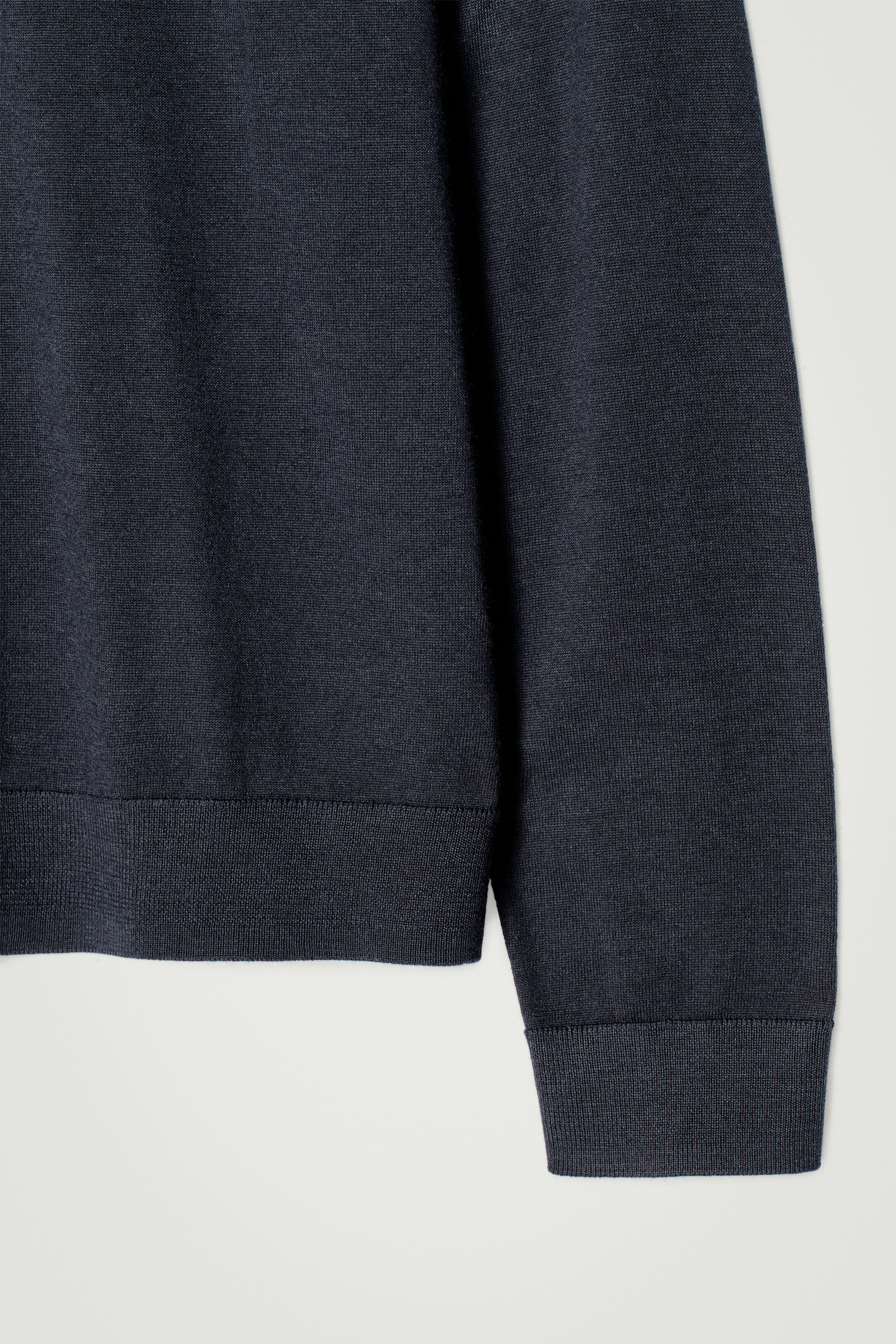 Größeres Bild anzeigen: SCHMAL GESCHNITTENES POLOSHIRT AUS MERINOWOLLE - NAVYBLAU - Men | H&M AT 12