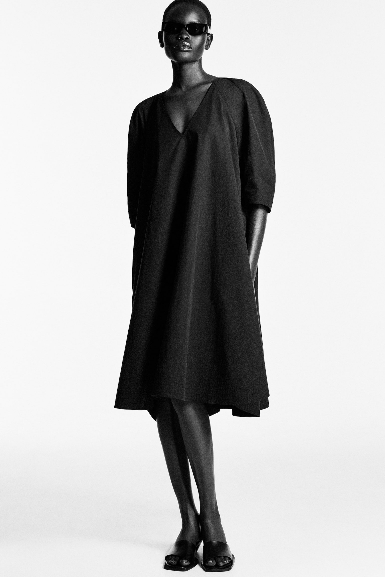 שמלת מידי מכותנה עם צווארון וי מעוגל - כחול/שחור - 3