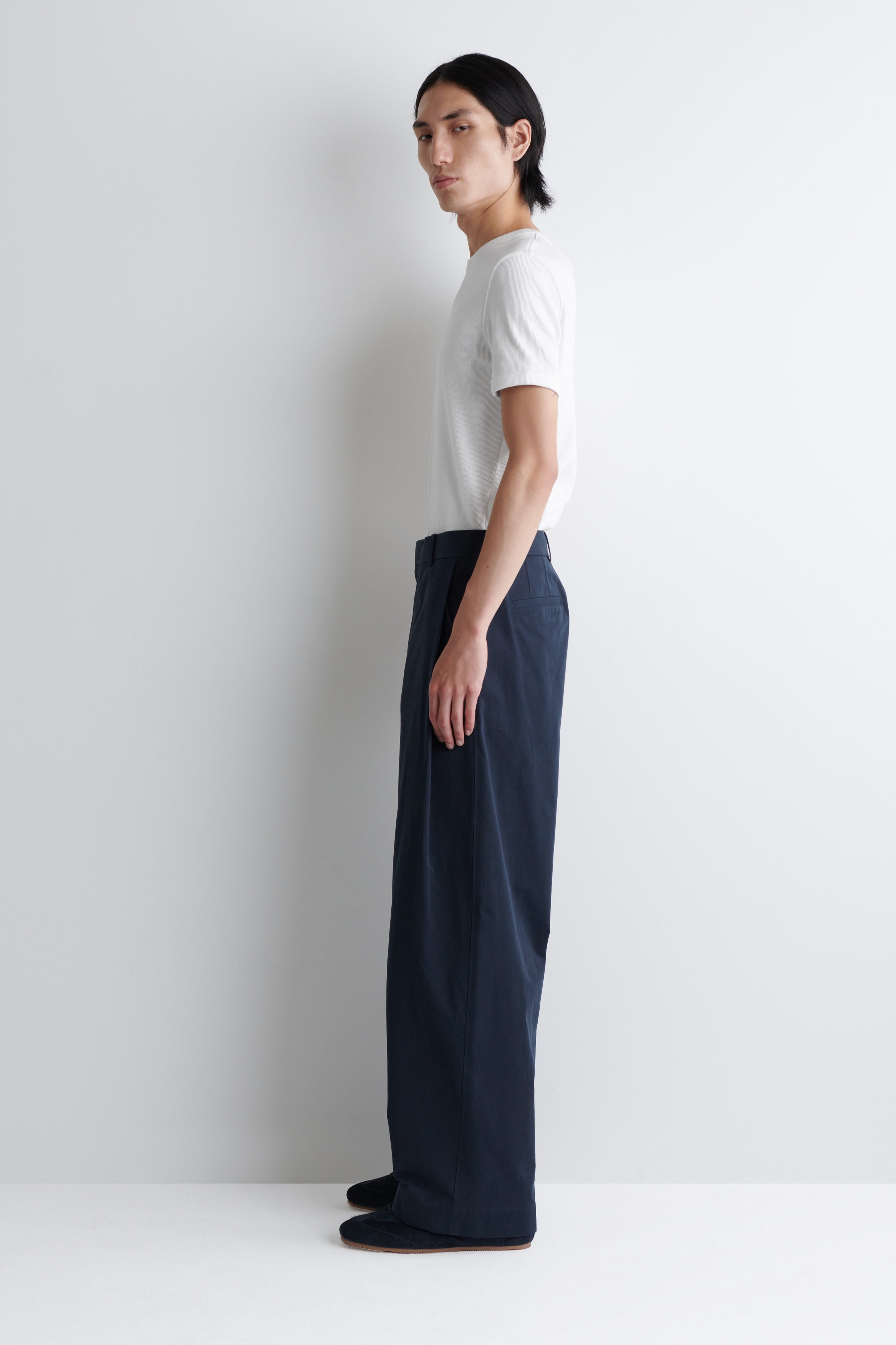 WIDE-LEG PLEATED COTTON PANTS - NAVY | COS US