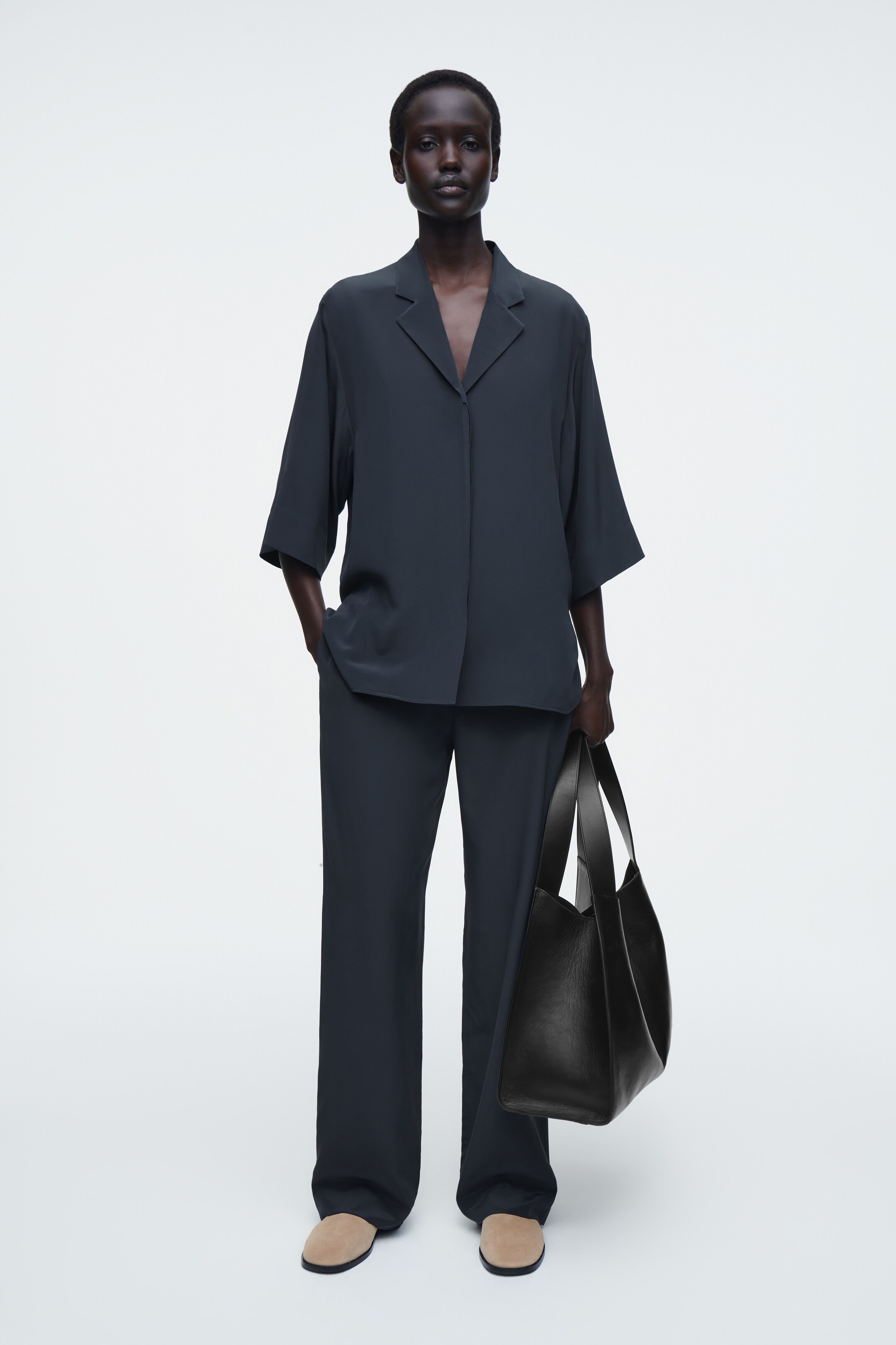Ver imagem maior: CAMISA DE SEDA COM GOLA CAMP - AZUL-MARINHO - SENHORA | H&M PT 2