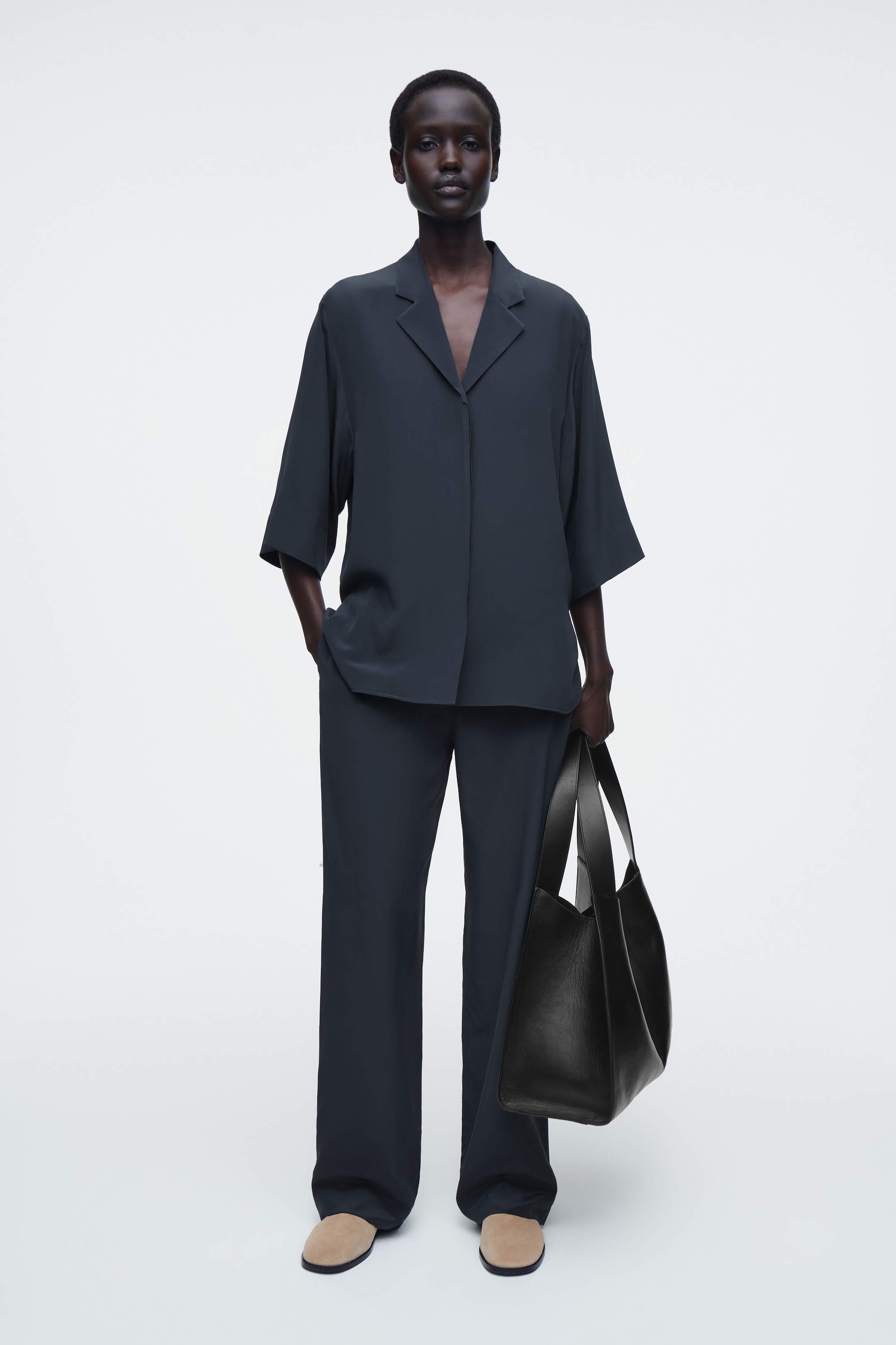 Grösseres Bild ansehen: SEIDENHEMD MIT REVERSKRAGEN - NAVYBLAU - DAMEN | H&M CH 2