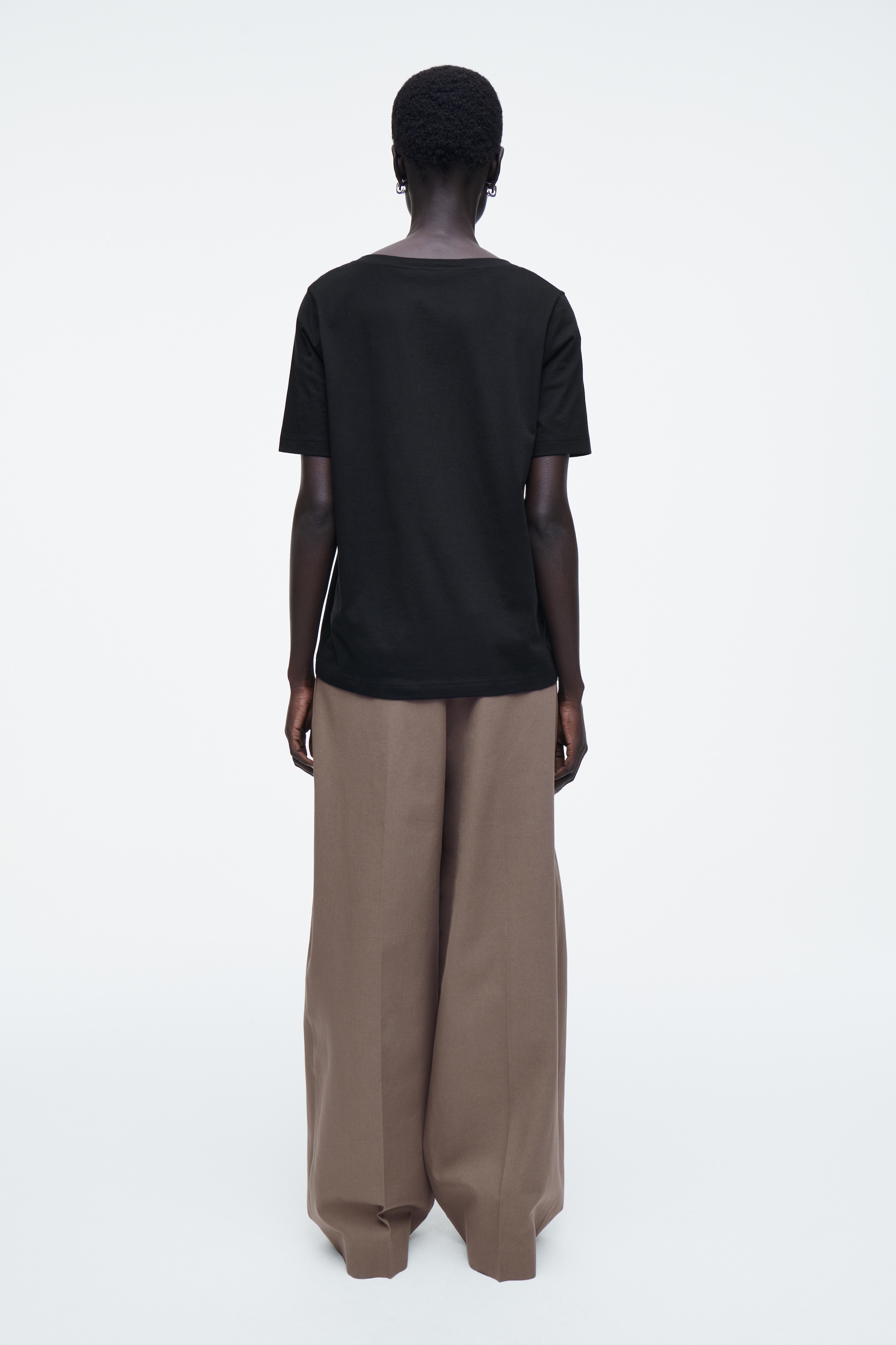 Visa större bild: 24/7 KLASSISK V-RINGAD T-SHIRT - SVART - DAM | H&M SE 5