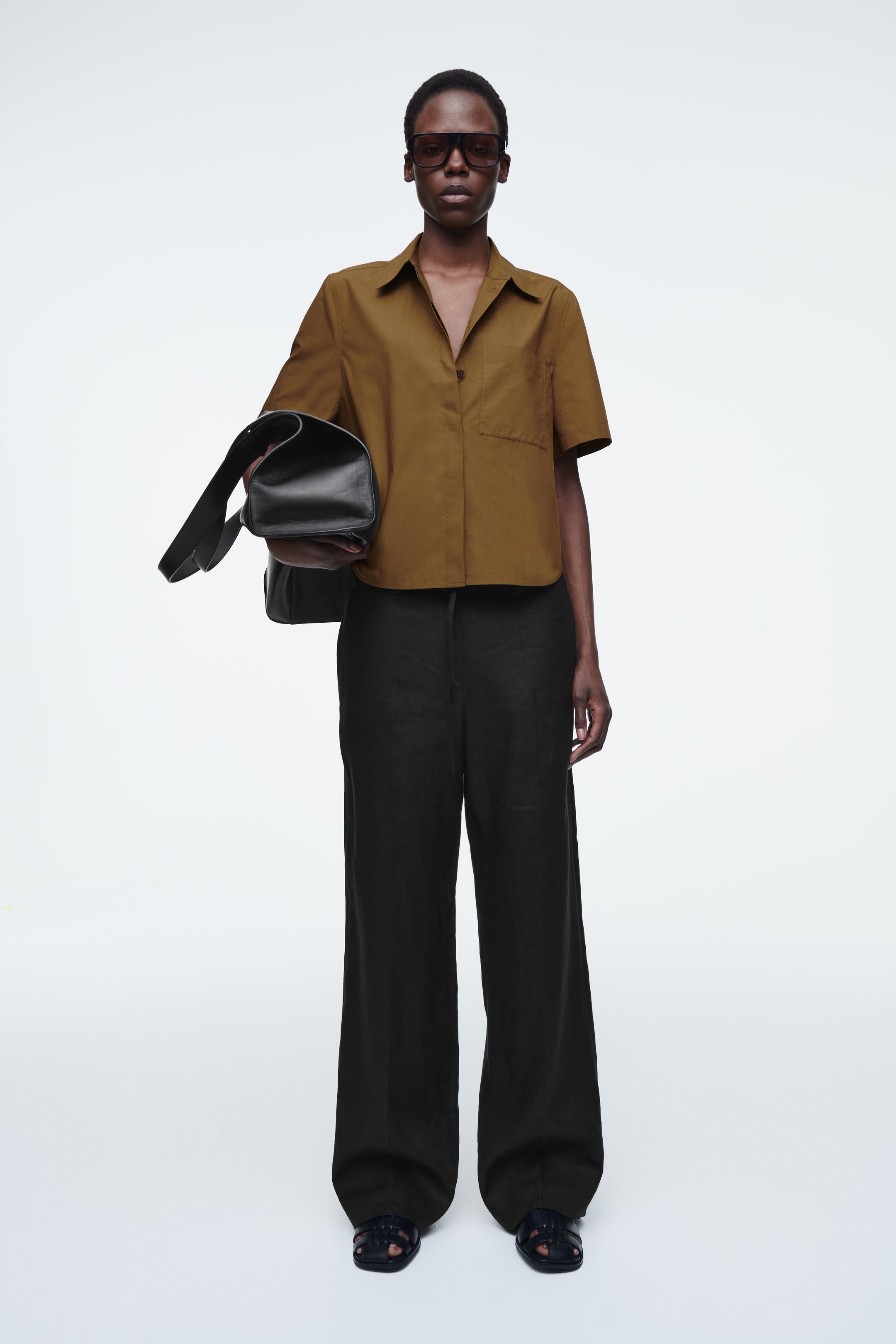 Grösseres Bild ansehen: VERKÜRZTES KURZARMHEMD AUS BAUMWOLLE - BRAUN - DAMEN | H&M CH 2