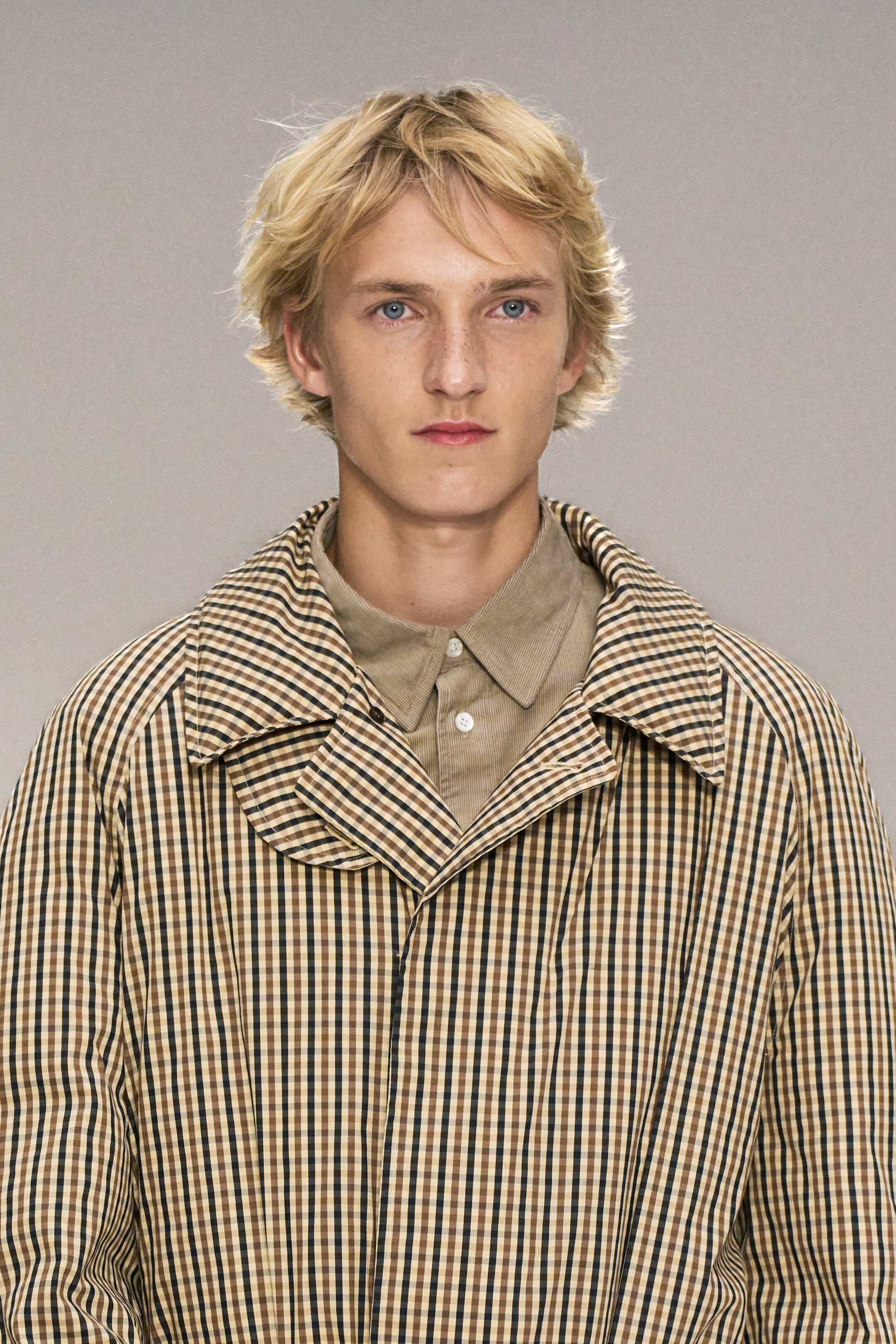 Größeres Bild anzeigen: LANGER WATTIERTER MANTEL MIT GÜRTEL UND KRAGEN - BEIGE/KARIERT - Men | H&M AT 7