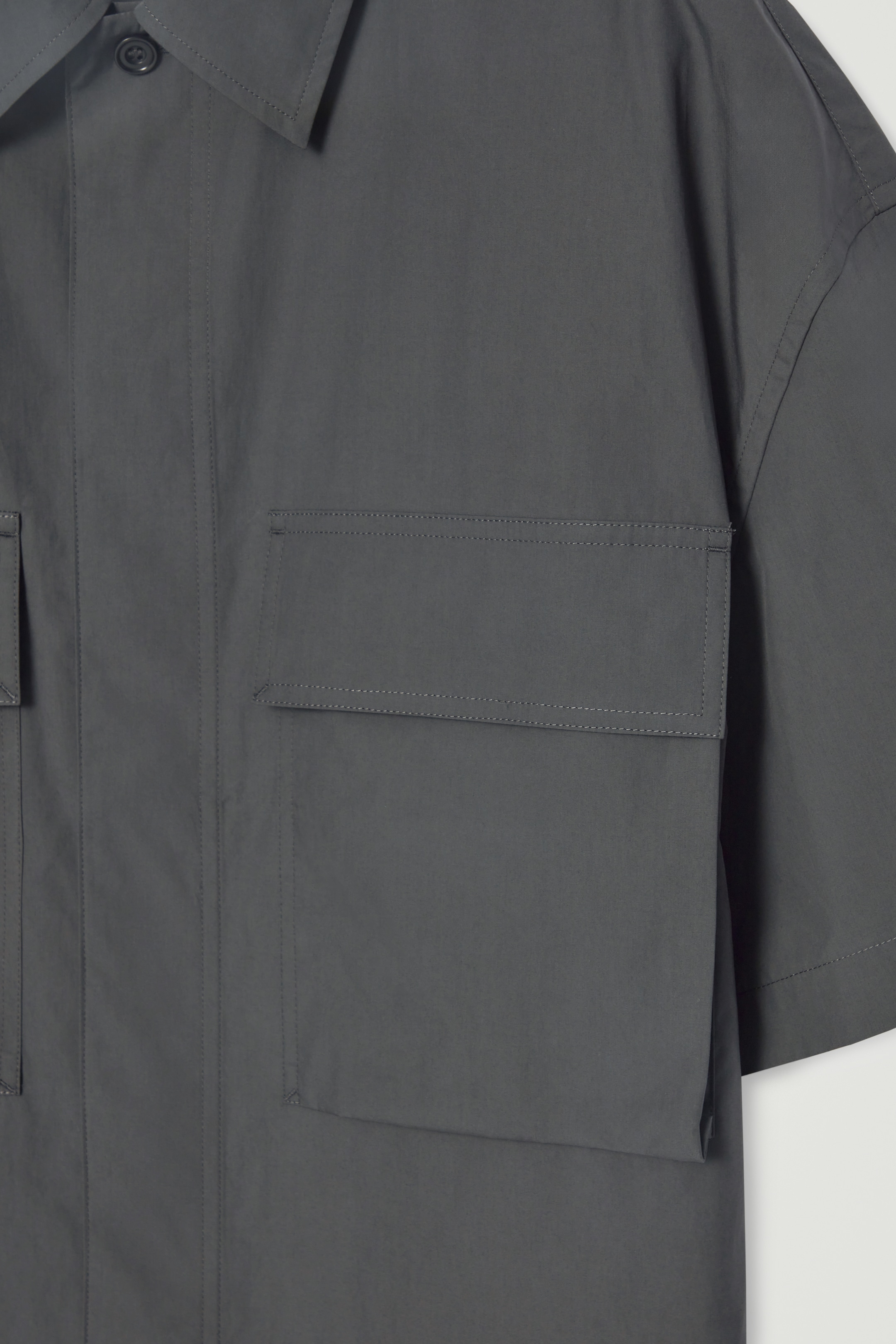Grösseres Bild ansehen: KURZÄRMLIGES UTILITY-HEMD MIT OVERSIZED-PASSFORM - Dunkelgrau - HERREN | H&M CH 2