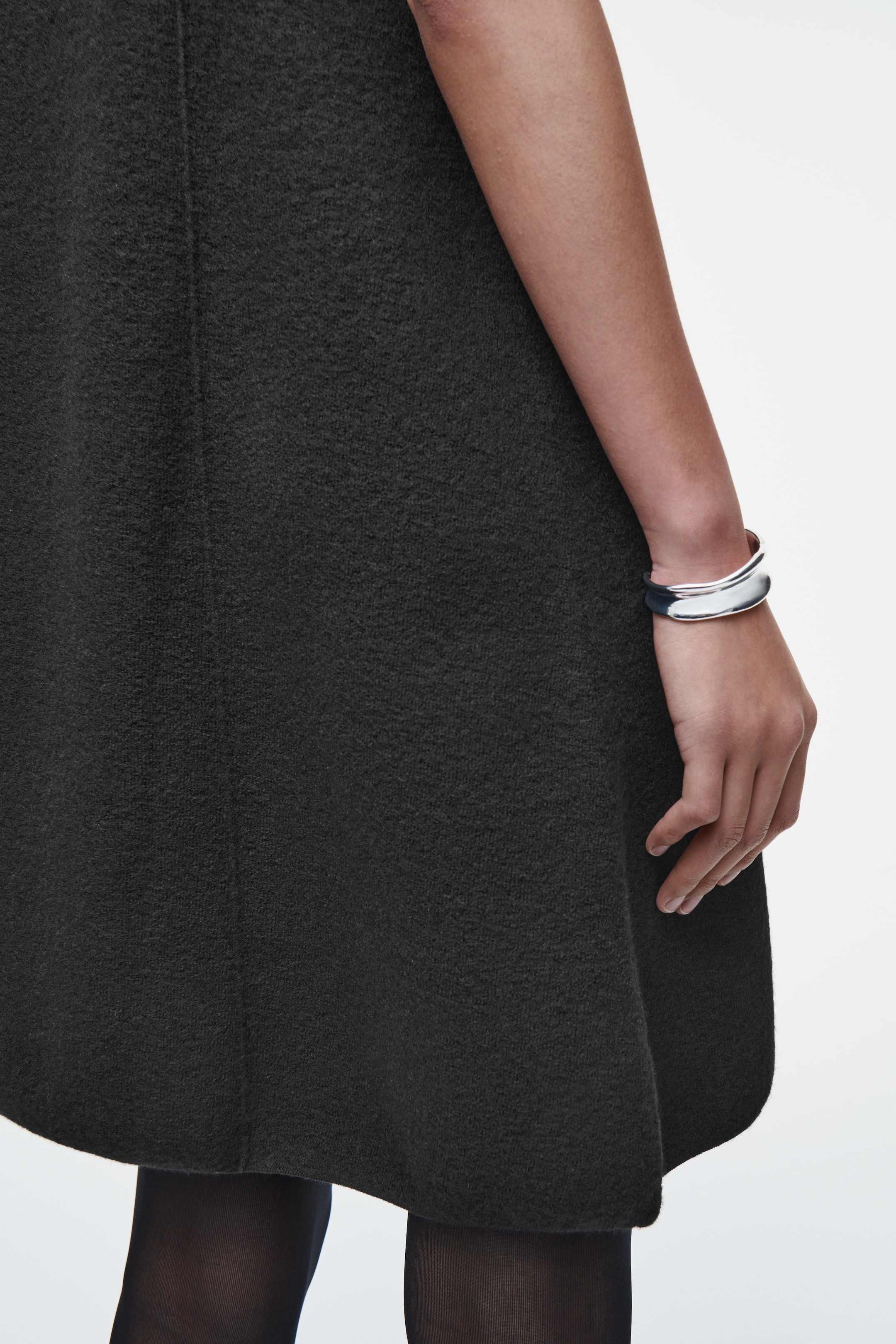 Grösseres Bild ansehen: WOLL-ETUIKLEID AUS MEHREREN BAHNEN - SCHWARZ - DAMEN | H&M CH 2