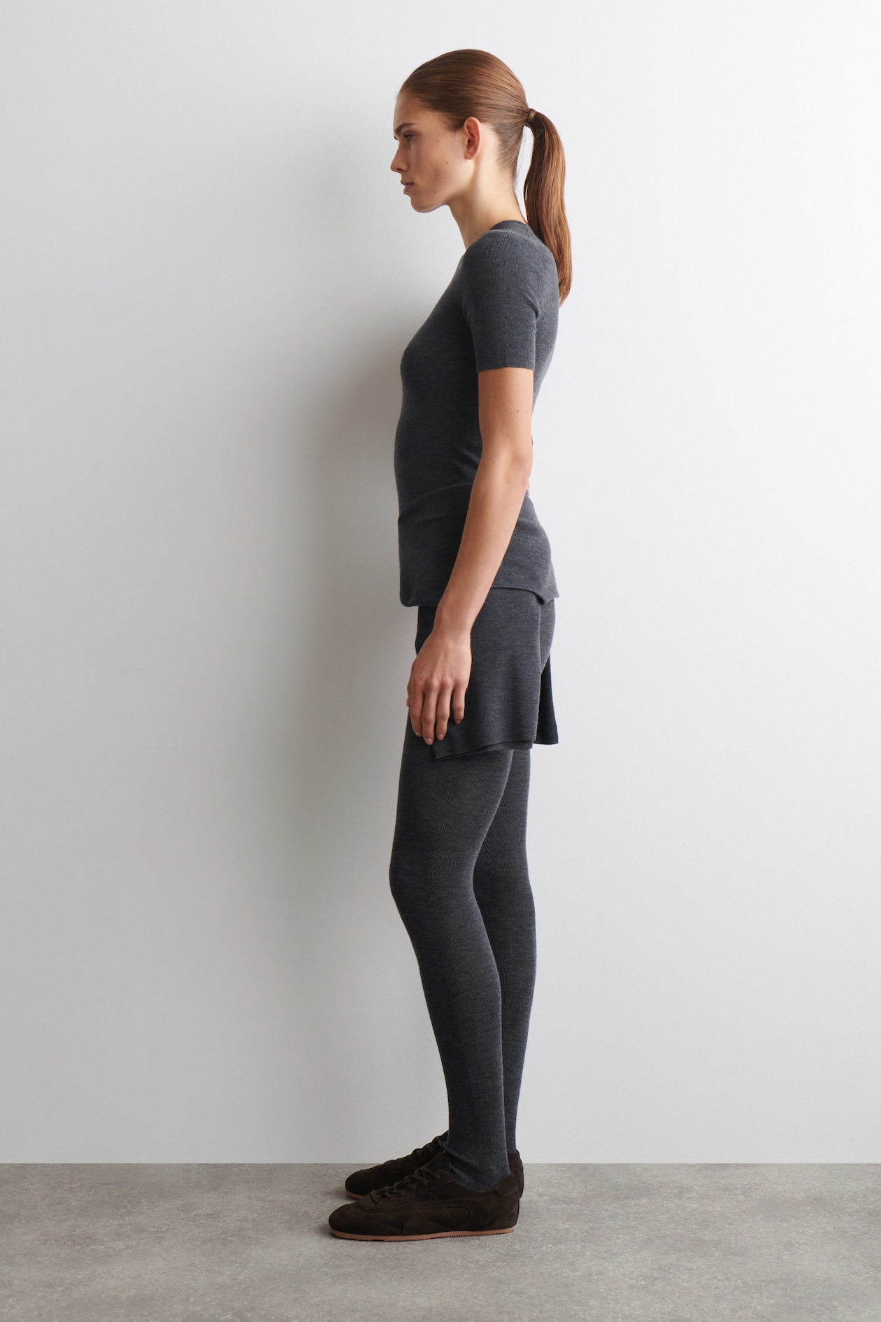 SEAMLESS MERINO WOOL T-SHIRT — CHARCOAL MÉLANGE