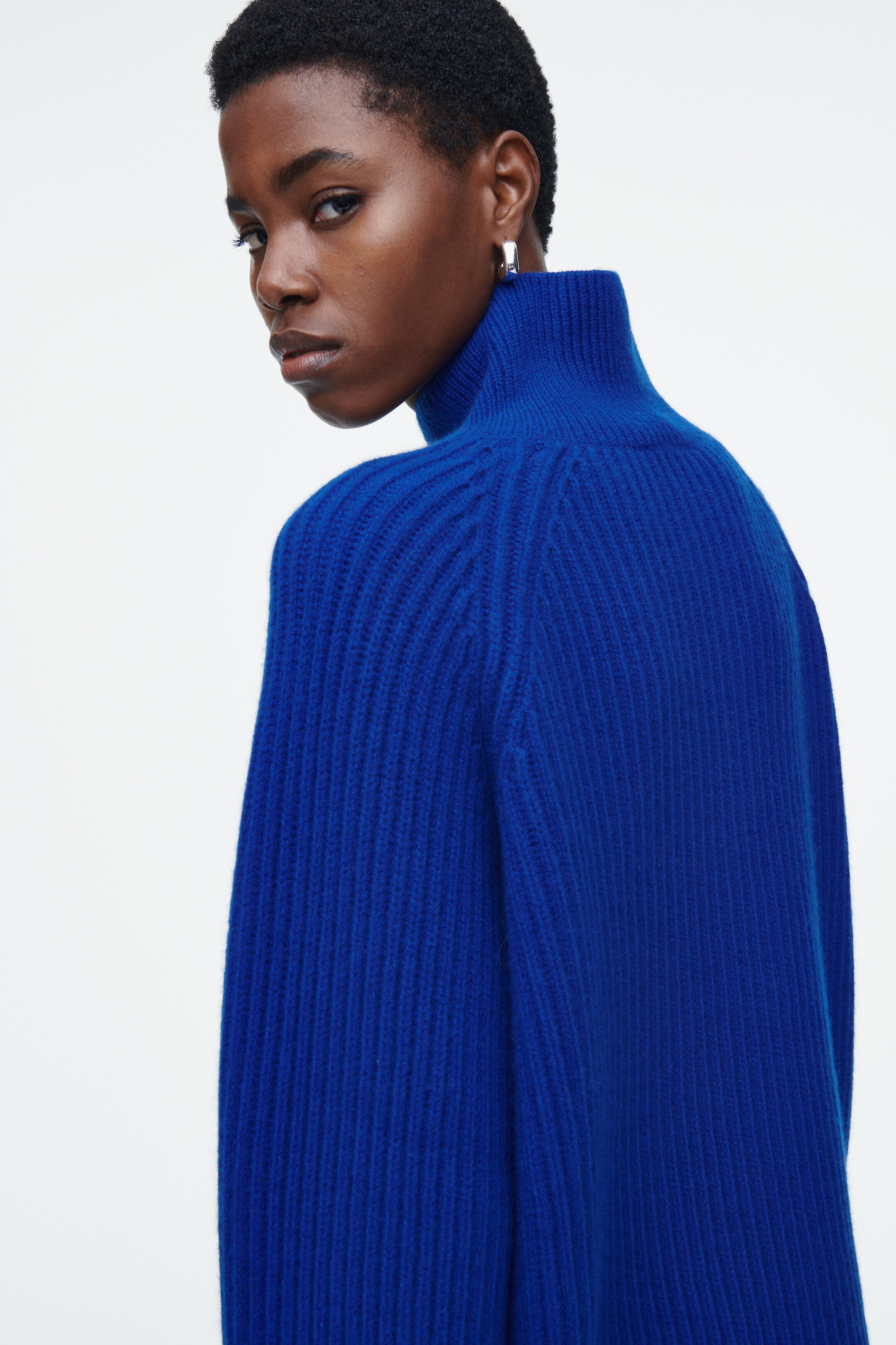 Agrandir l'image: PULL À COL CROISÉ EN LAINE MÉRINOS - BLEU COBALT - FEMME | H&M CH 4