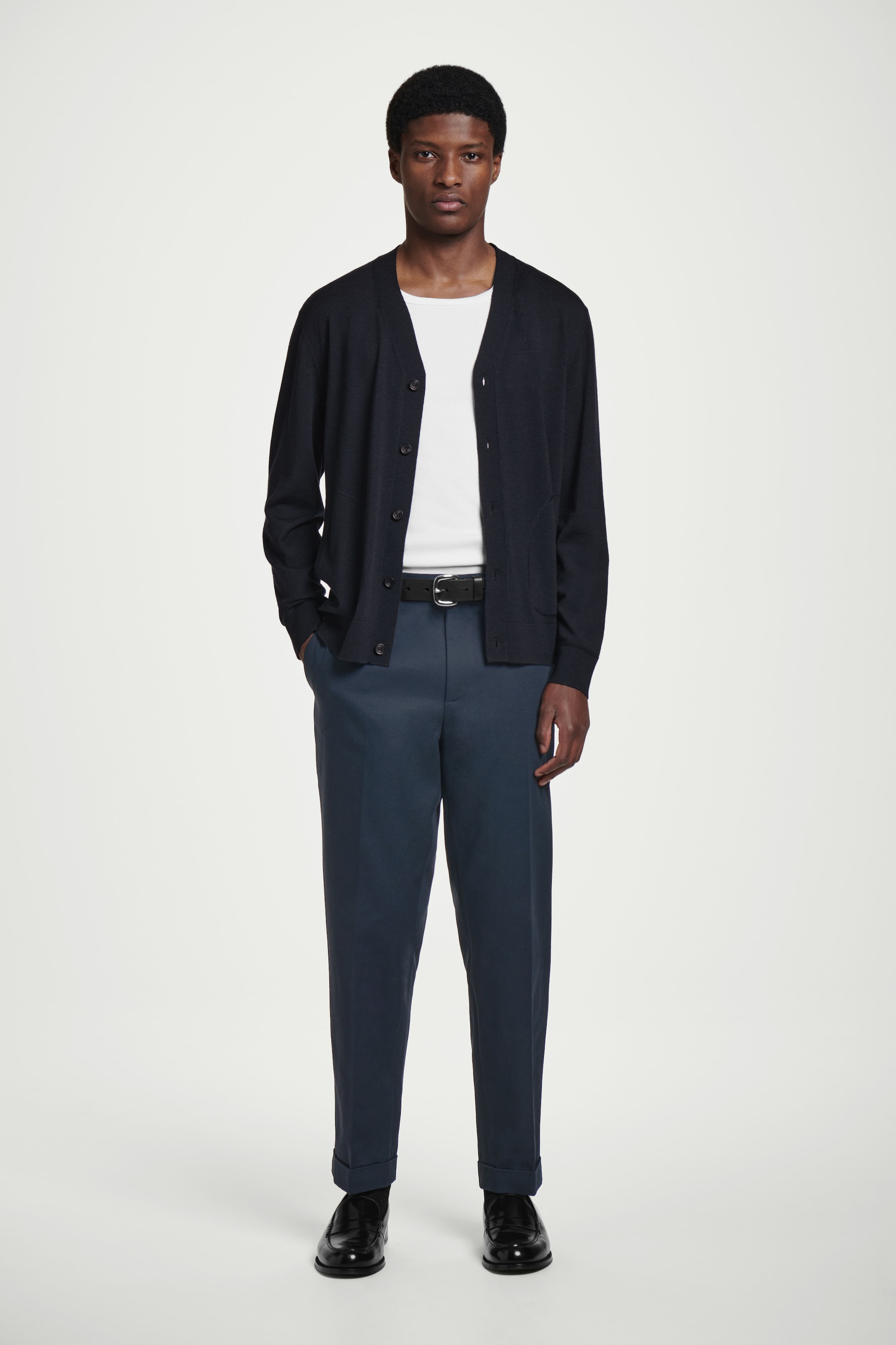 Visualizza immagine più grande: PANTALONI IN TWILL AFFUSOLATI CON RISVOLTO - BLU NAVY - UOMO | H&M IT 1