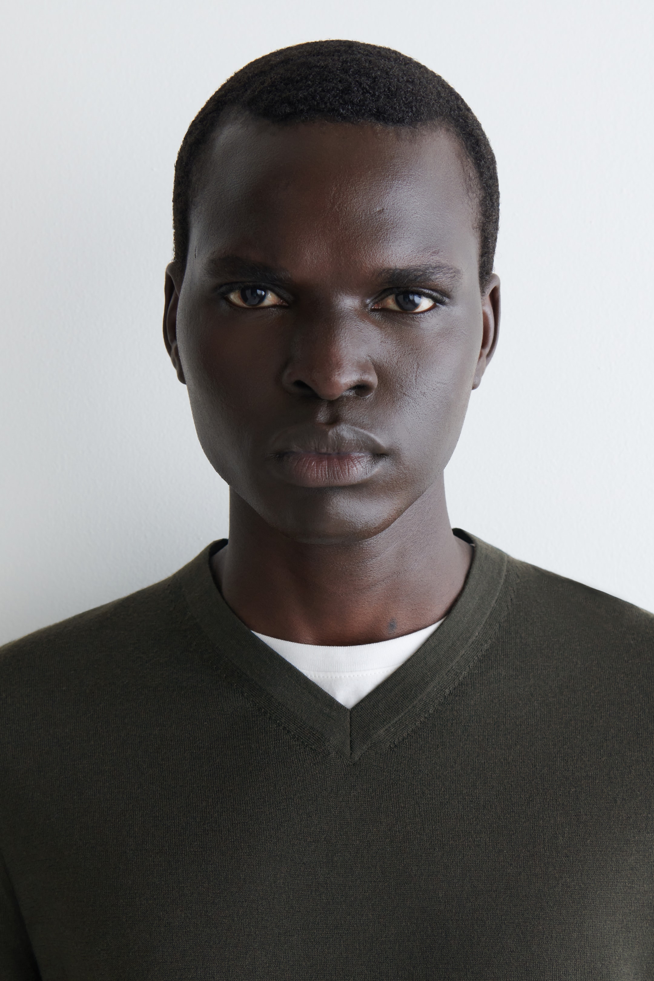 Ver imagen más grande: JERSEY DE LANA MERINO CON CUELLO DE PICO - VERDE OSCURO - HOMBRE | H&M ES 3