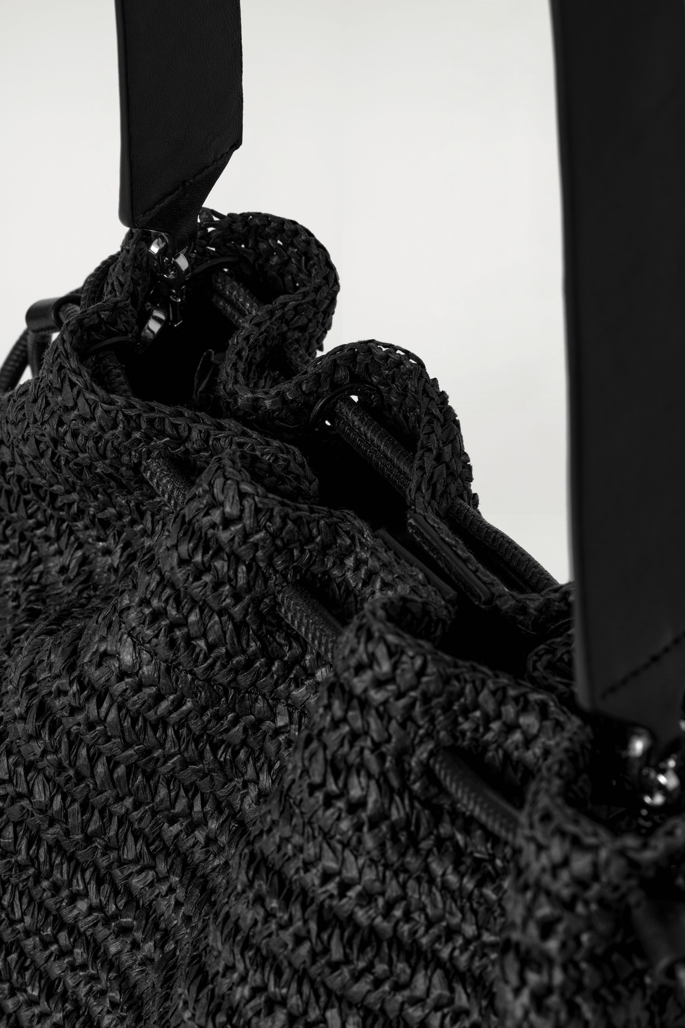 CAVATELLI CLUTCH BAG - STRAW - BLACK | COS