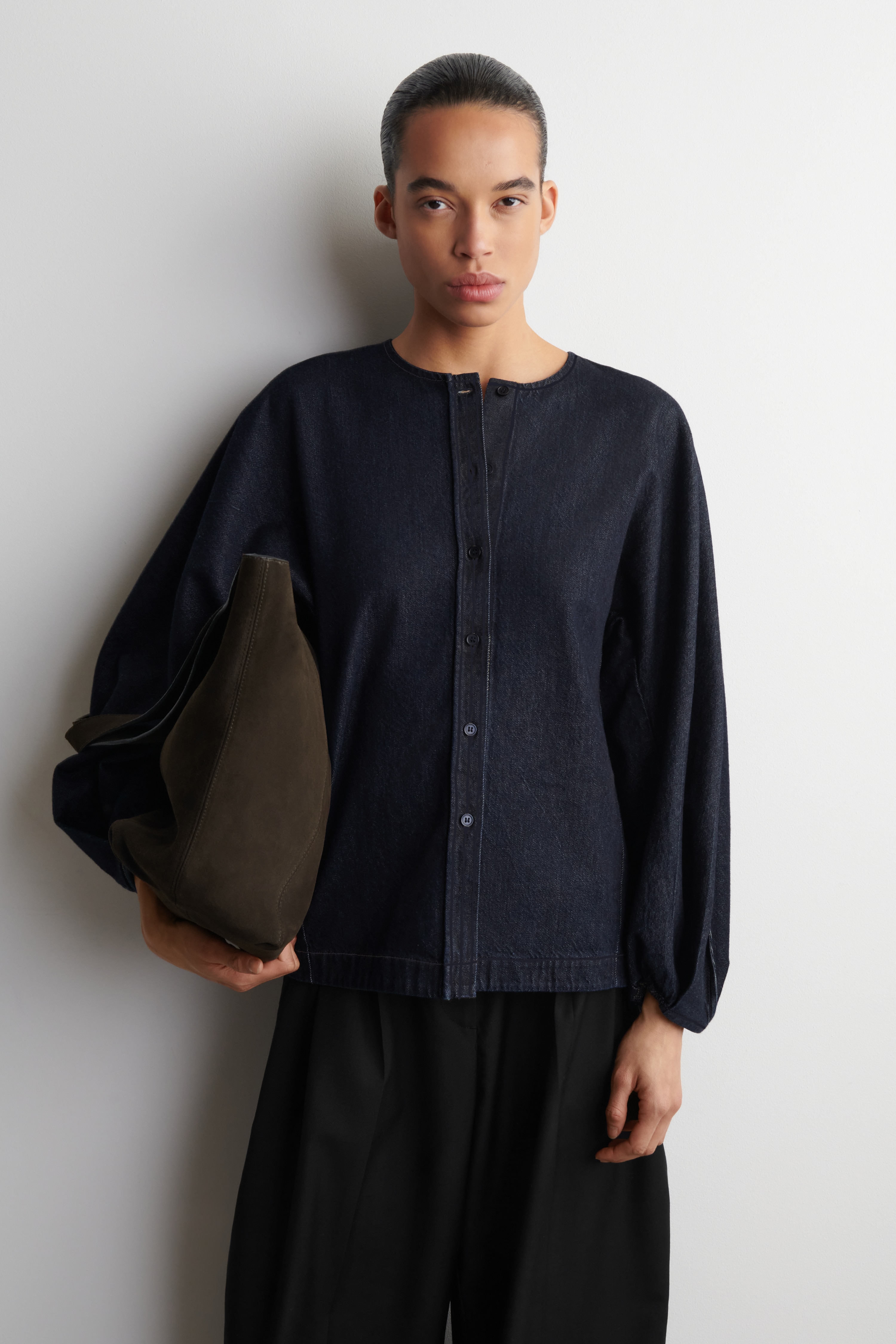 OBERTEIL AUS DENIM MIT ABGERUNDETER SILHOUETTE - INDIGOBLAU