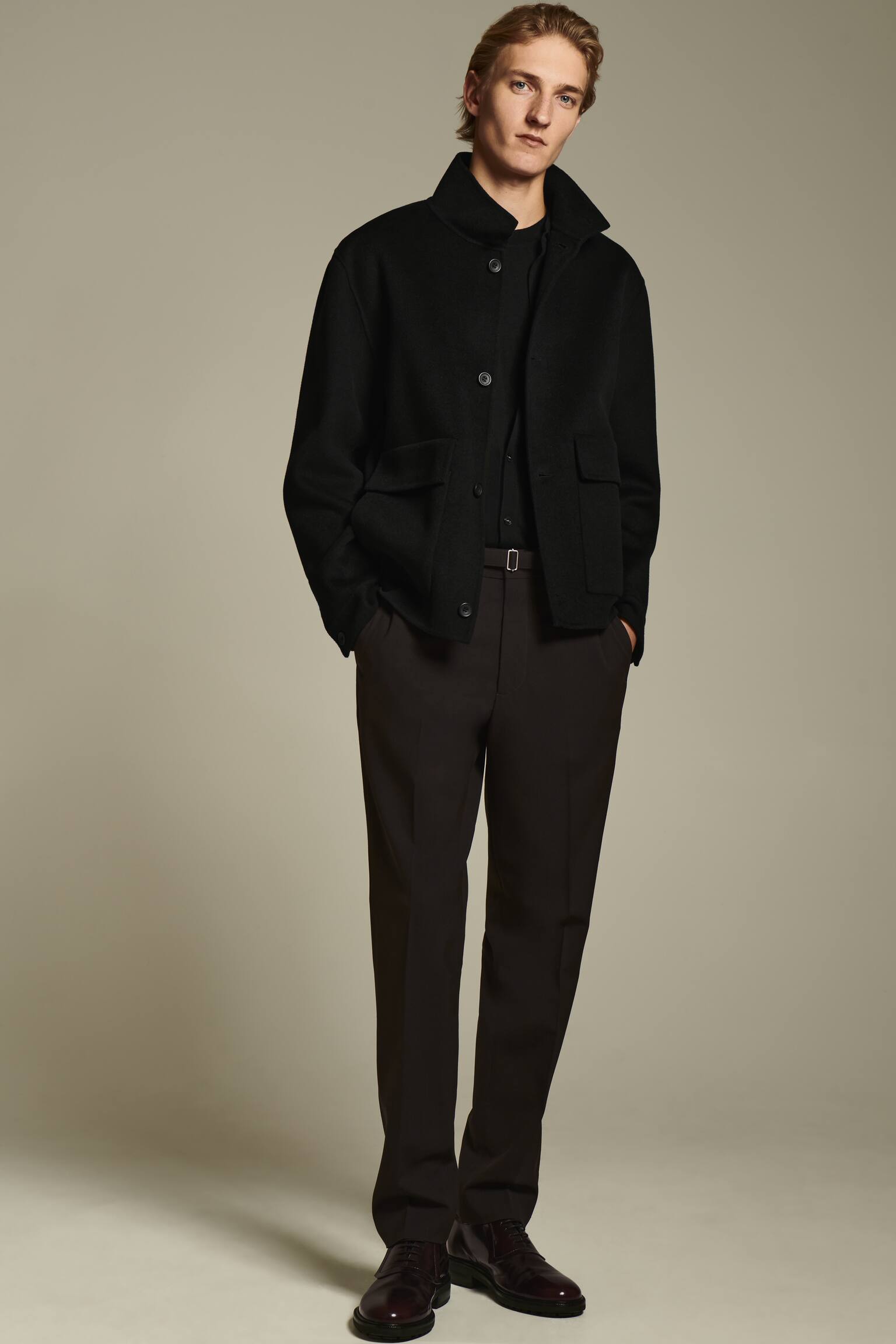 SCHMAL GESCHNITTENE HOSE AUS WOLL-MIX MIT GÜRTEL - DUNKELBRAUN/GRAU - 3