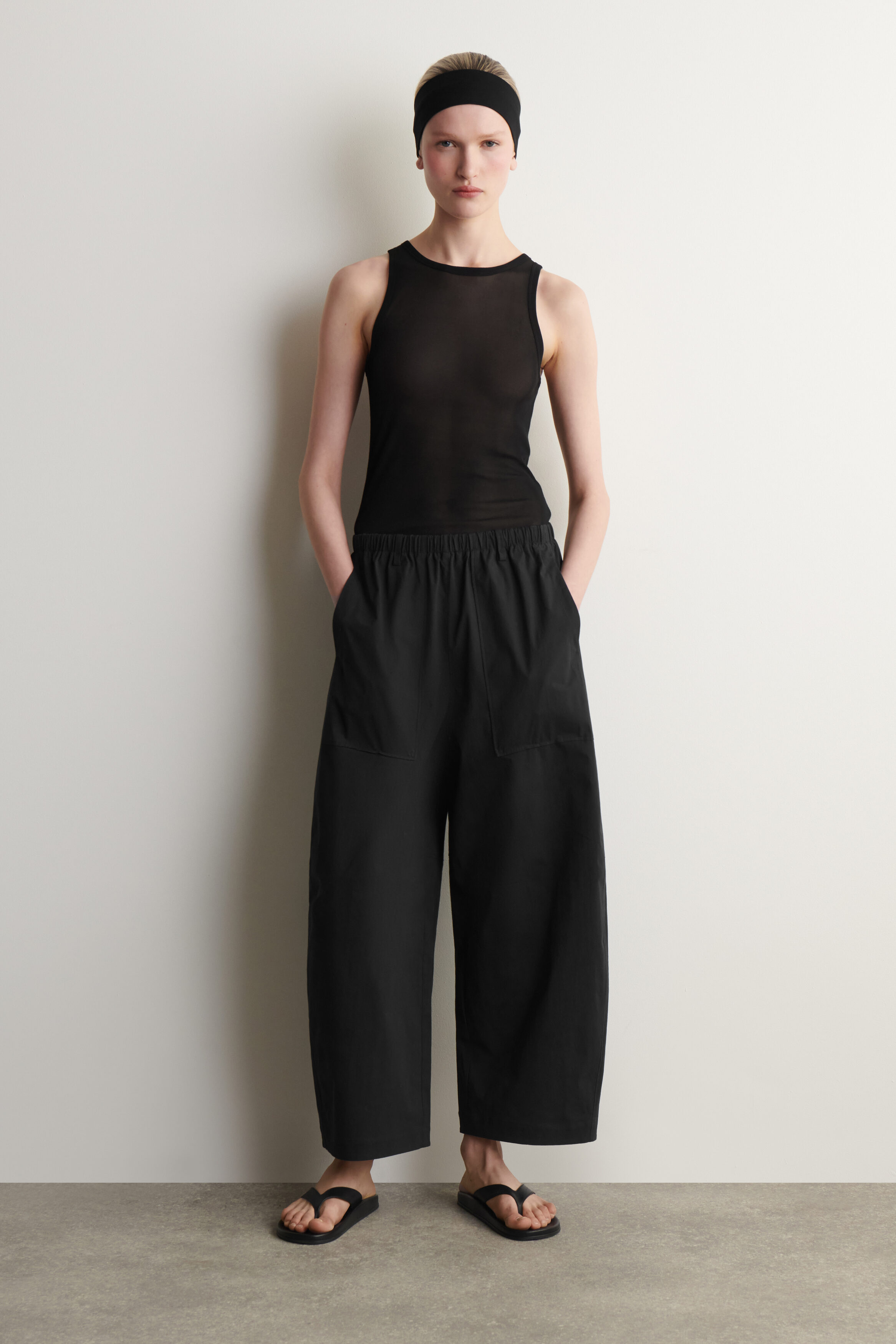 新品未使用完売品【COS】BARREL-LEG COTTON TROUSERS COTTON BARREL-LEG UTILITY PANTS - BLACK | COS US